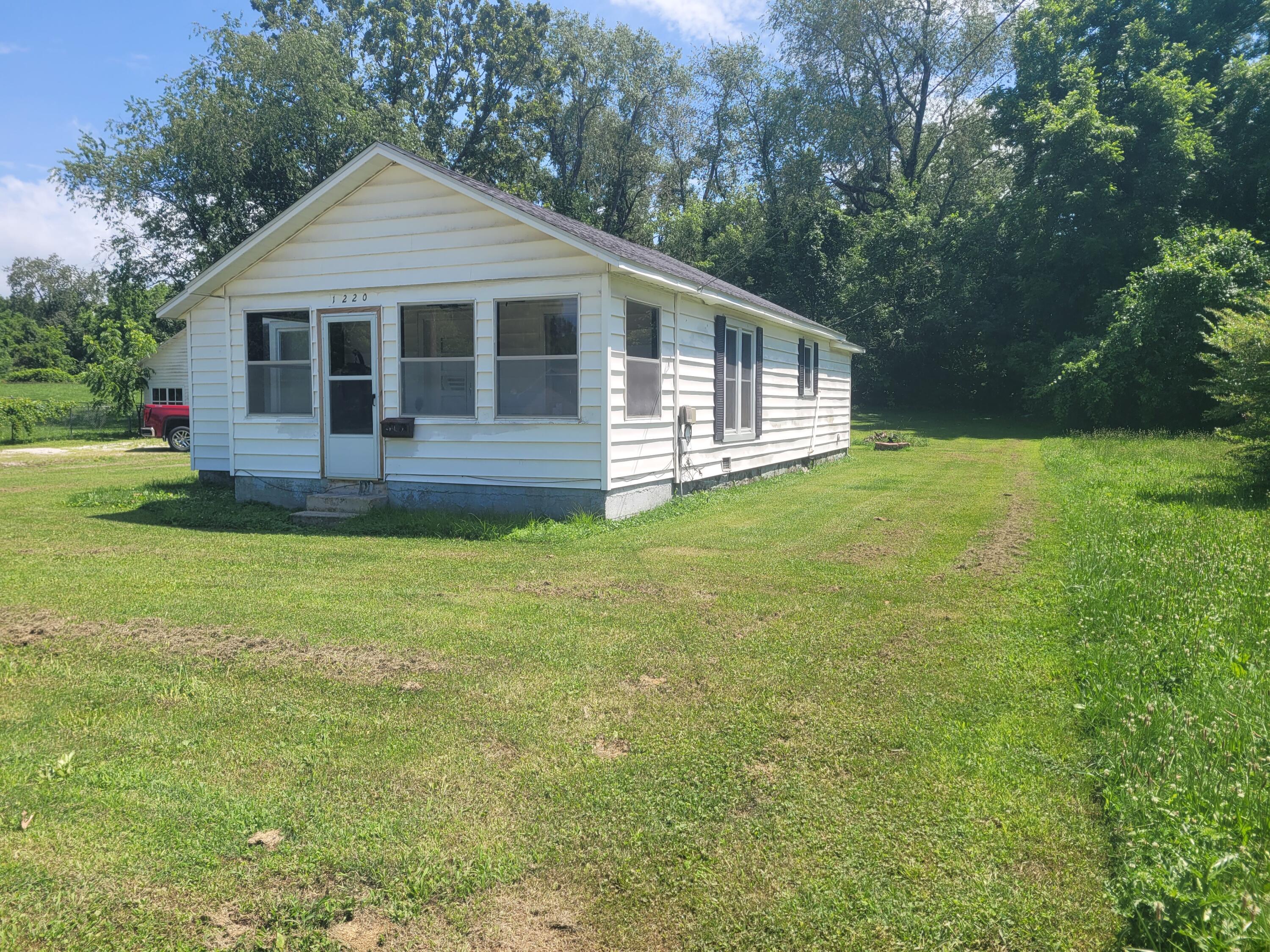 1220 Lambert Lane Property Photo 3