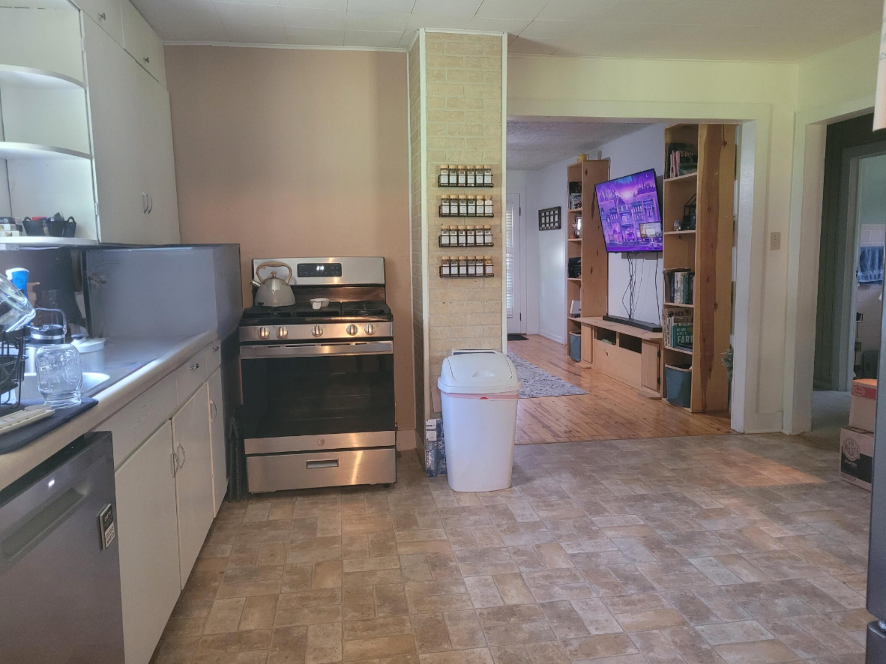 1220 Lambert Lane Property Photo 9