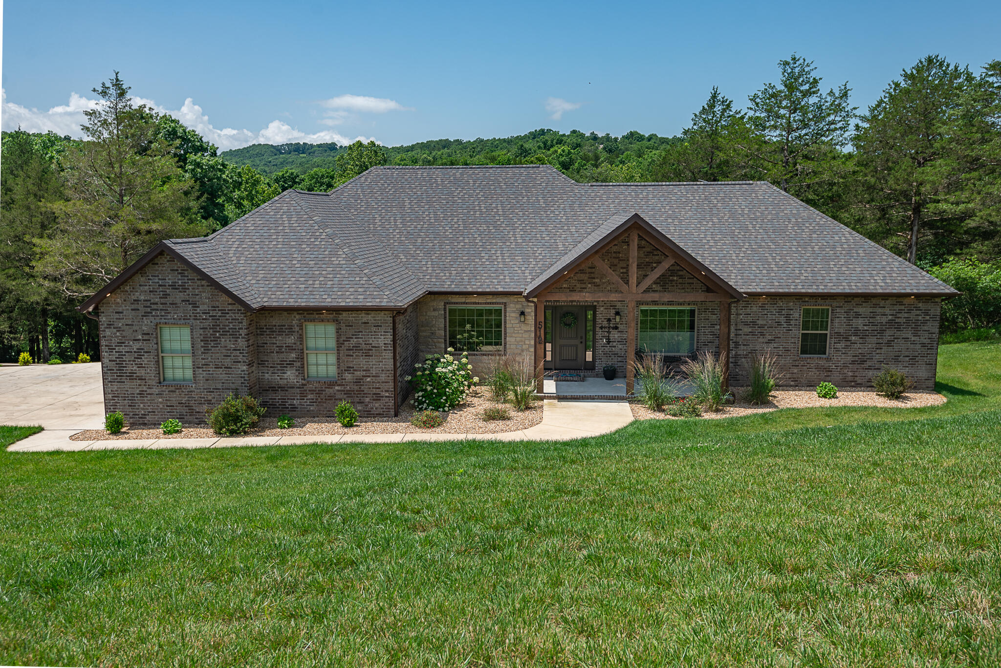 512 Creekside Terrace Property Photo 1