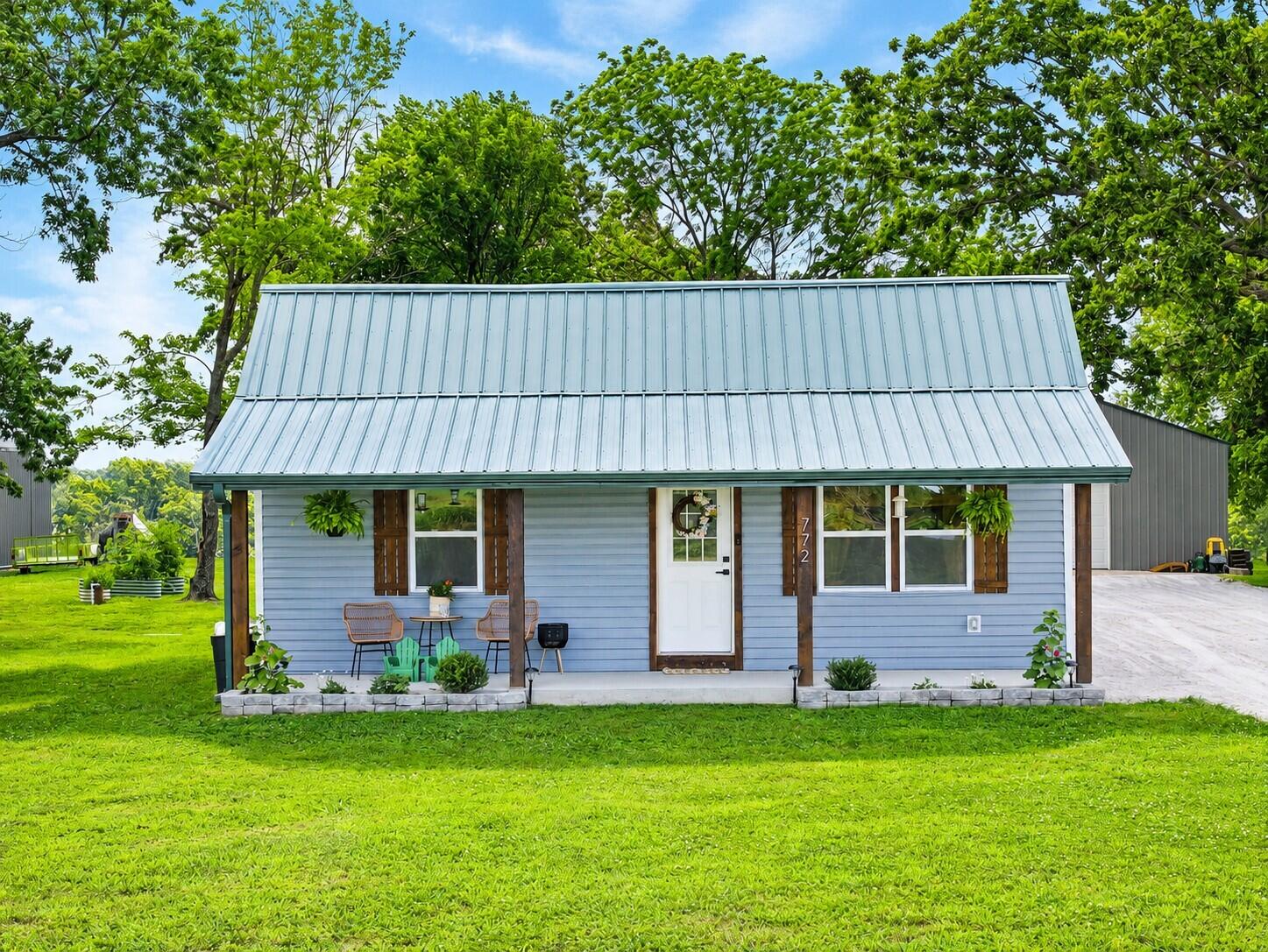 772 North Plainview Road Property Photo 1