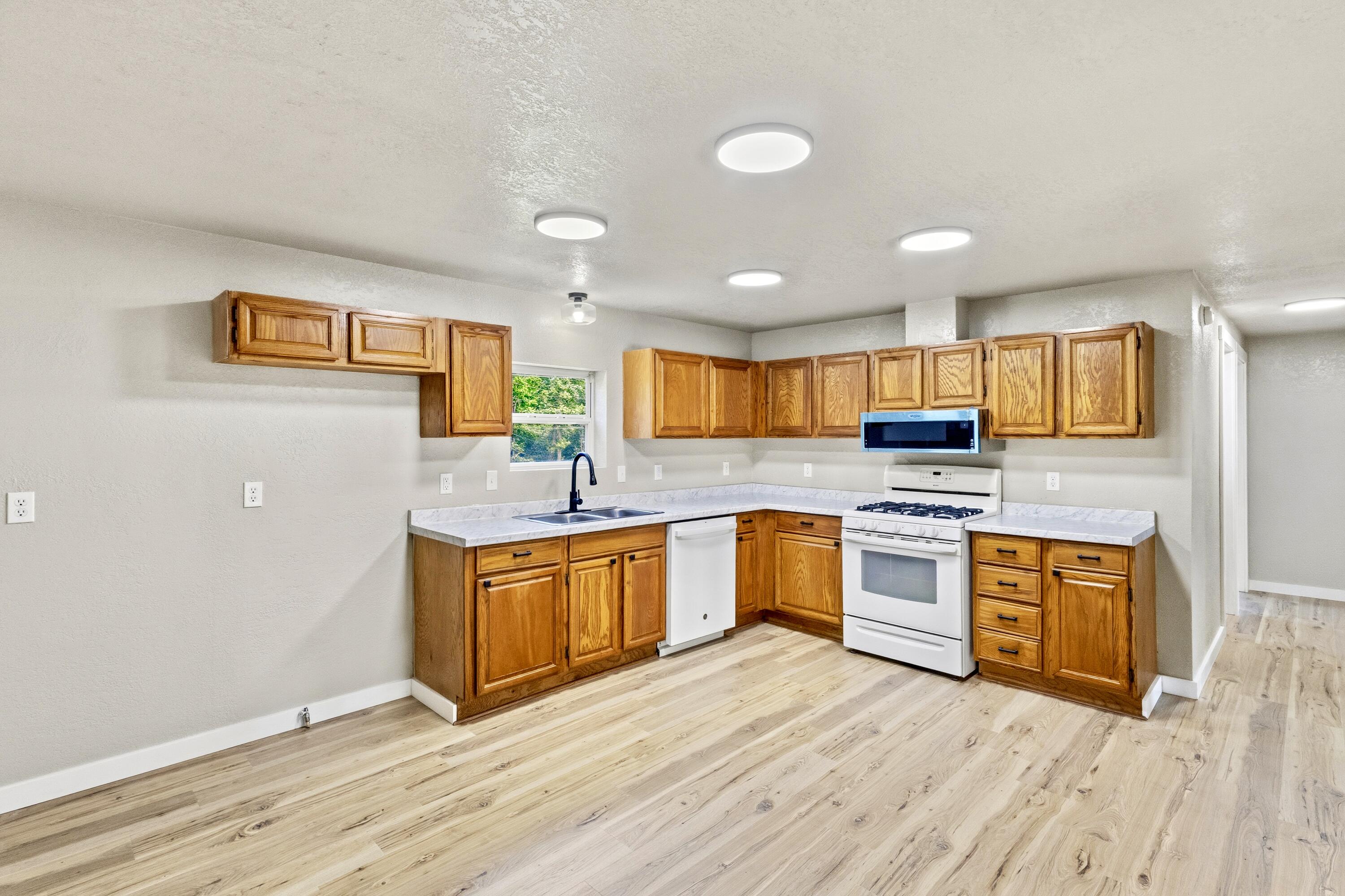 2425 Farm Road 2130 Property Photo 10