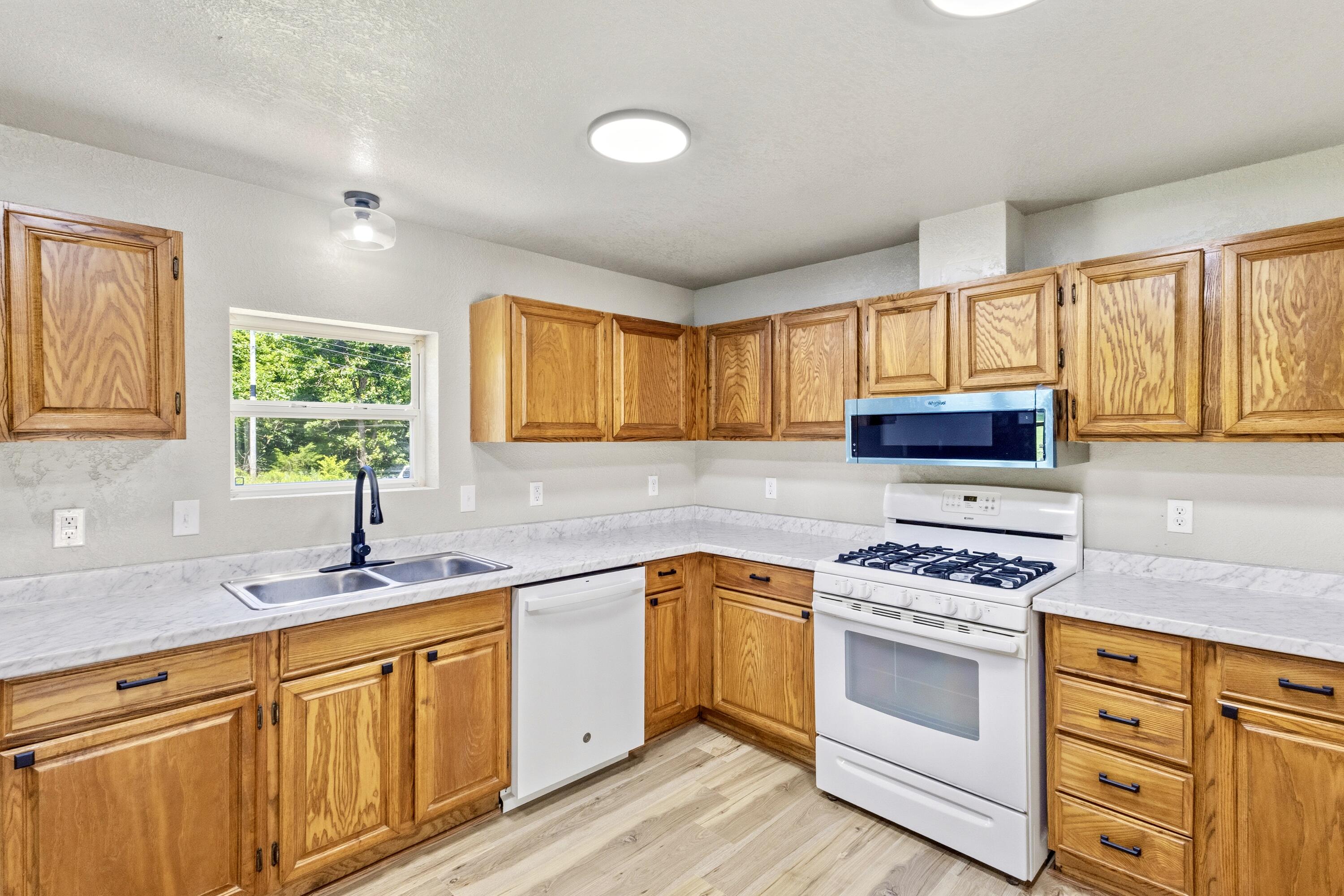 2425 Farm Road 2130 Property Photo 12
