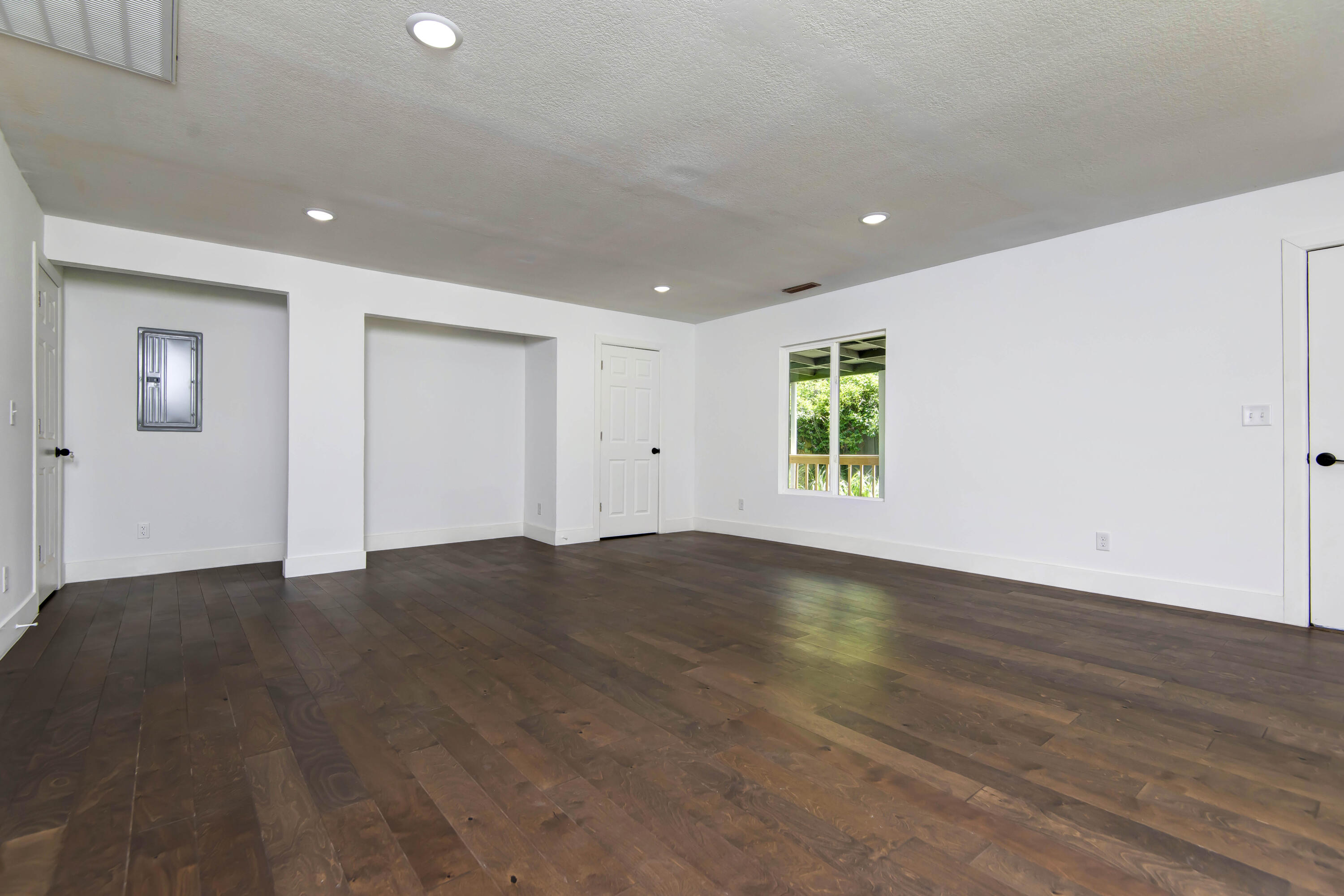 654 South Laurel Avenue Property Photo 6