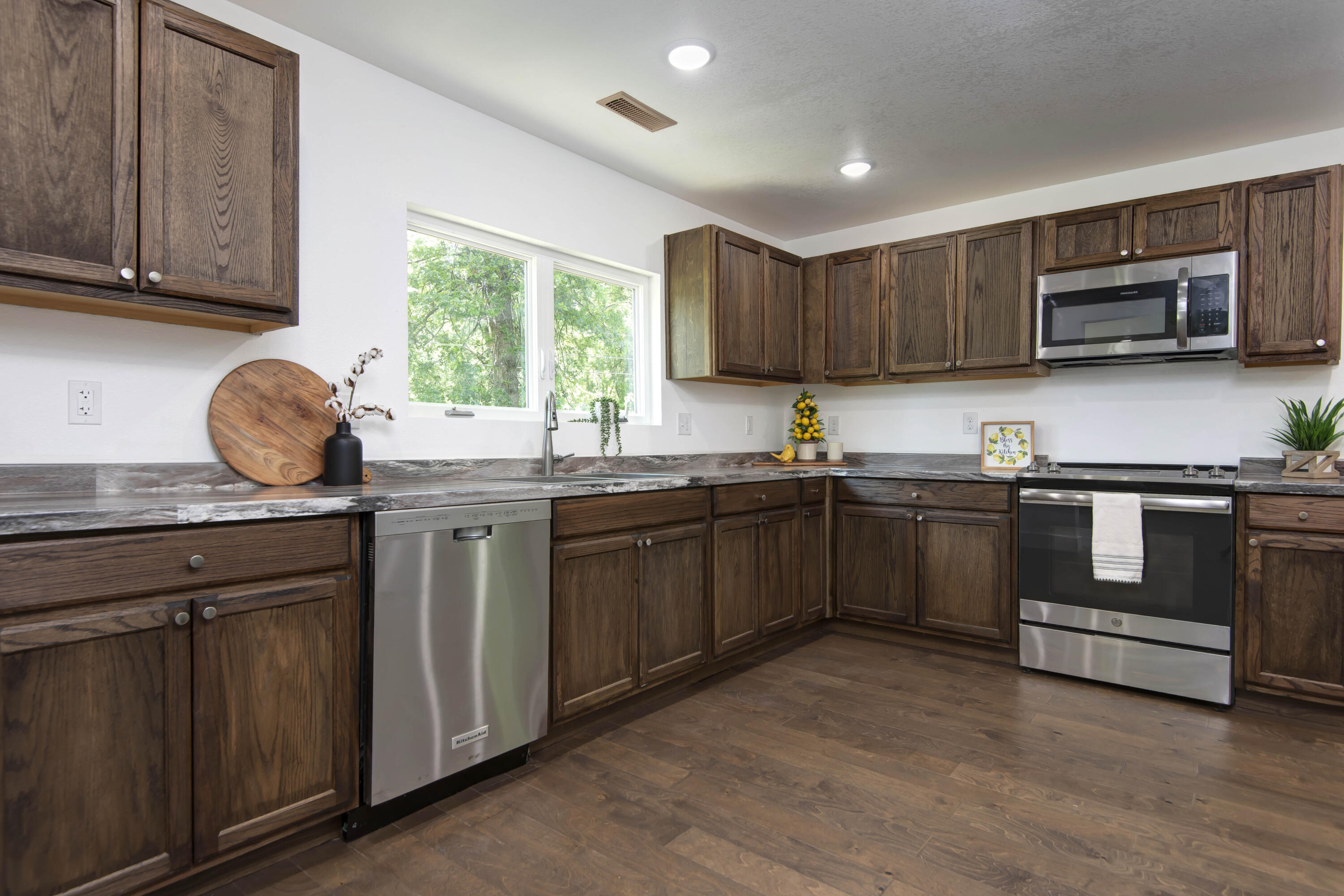 654 South Laurel Avenue Property Photo 8