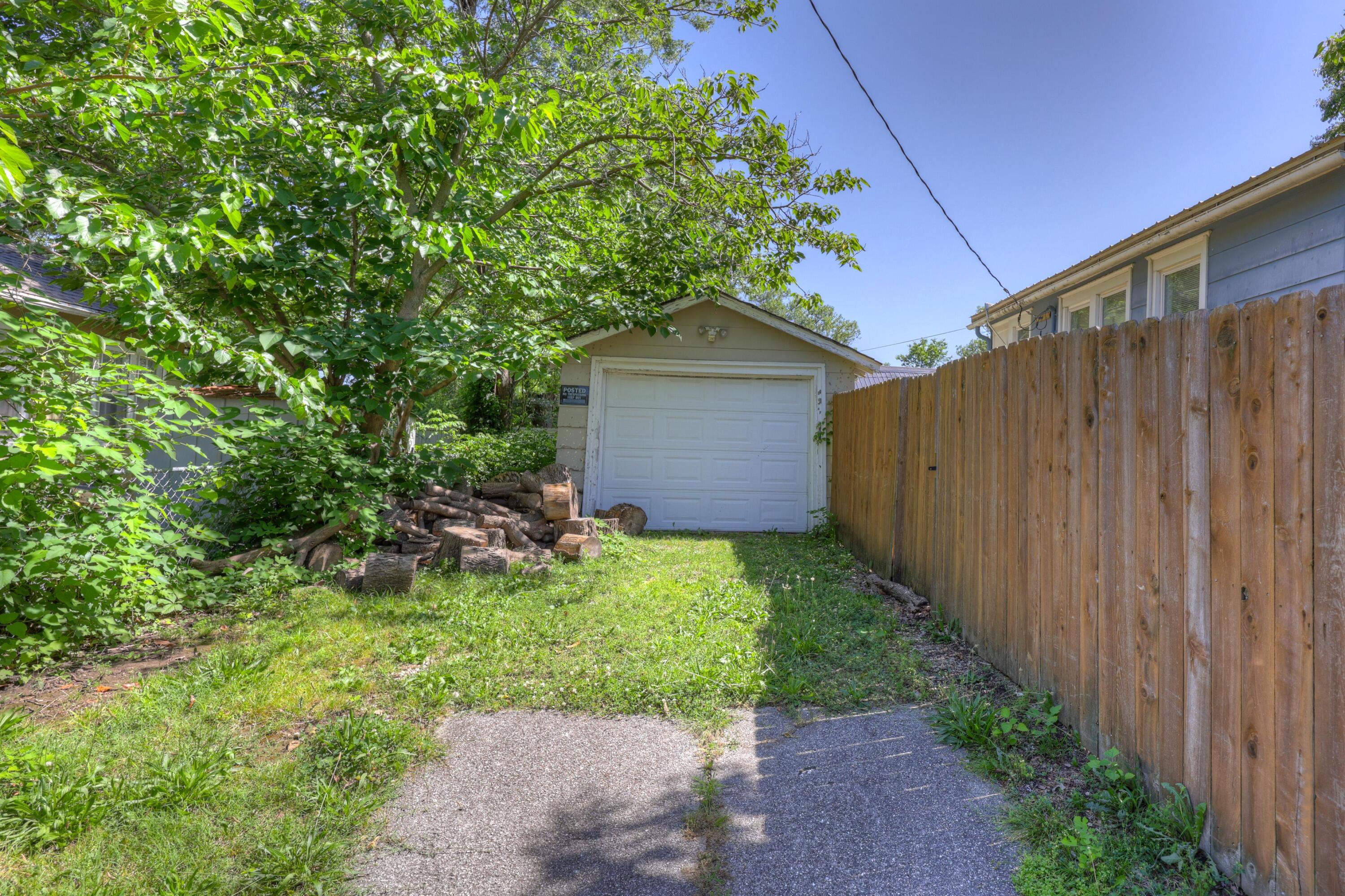 801 South Empire Avenue Property Photo 27
