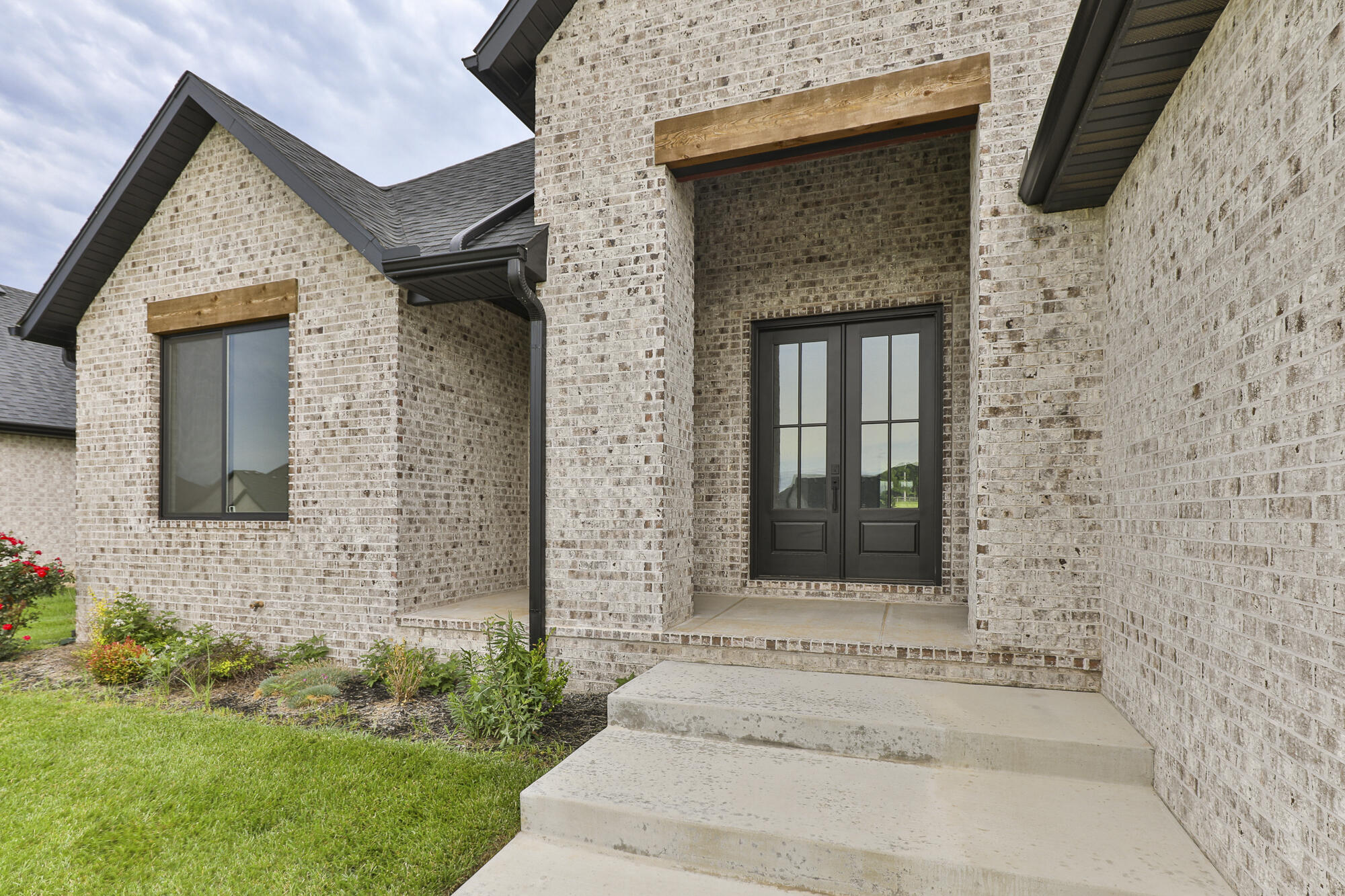 2105 North Silver Charm Avenue Property Photo 3