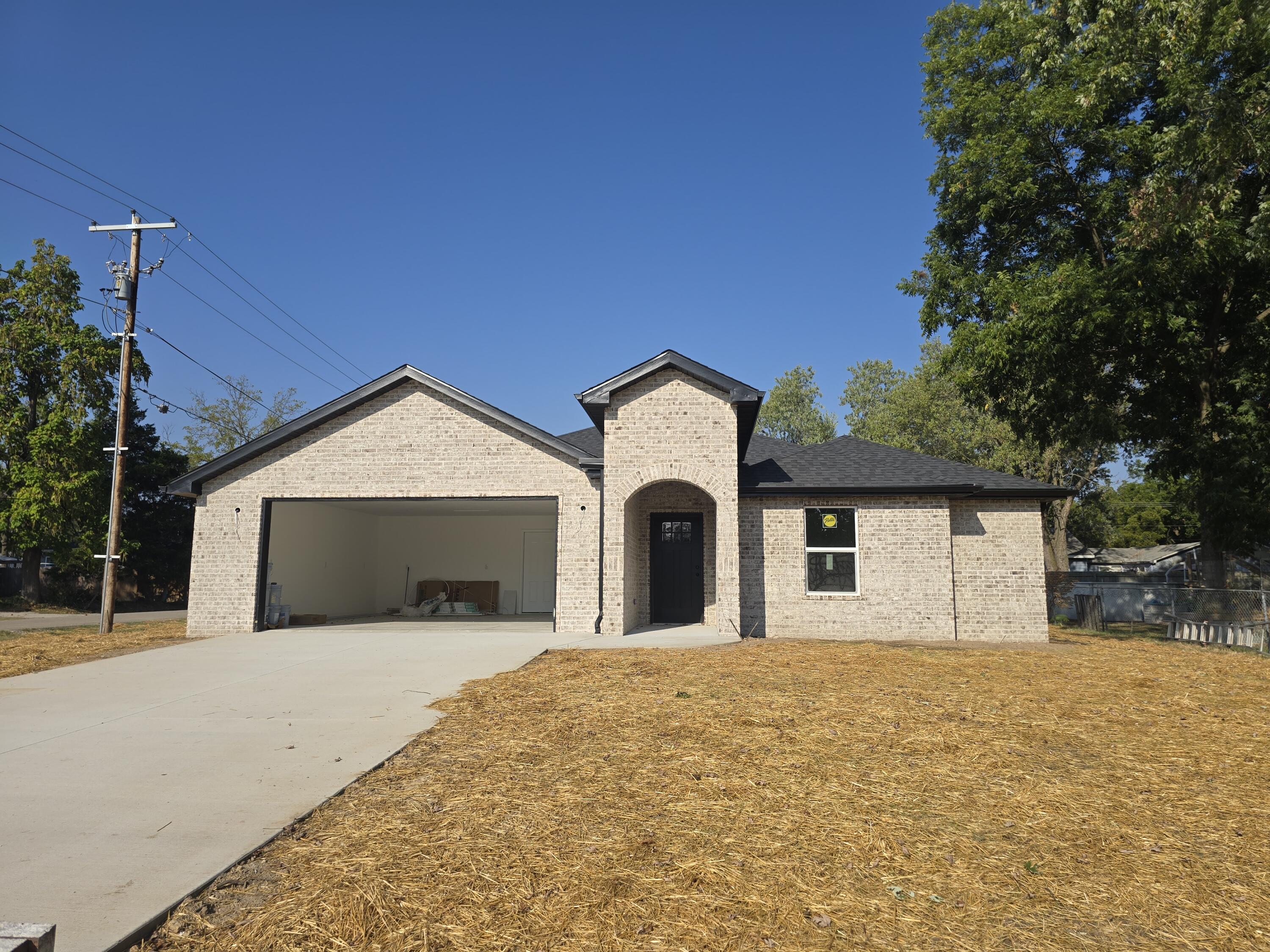 587 South Chicago Avenue Property Photo 1