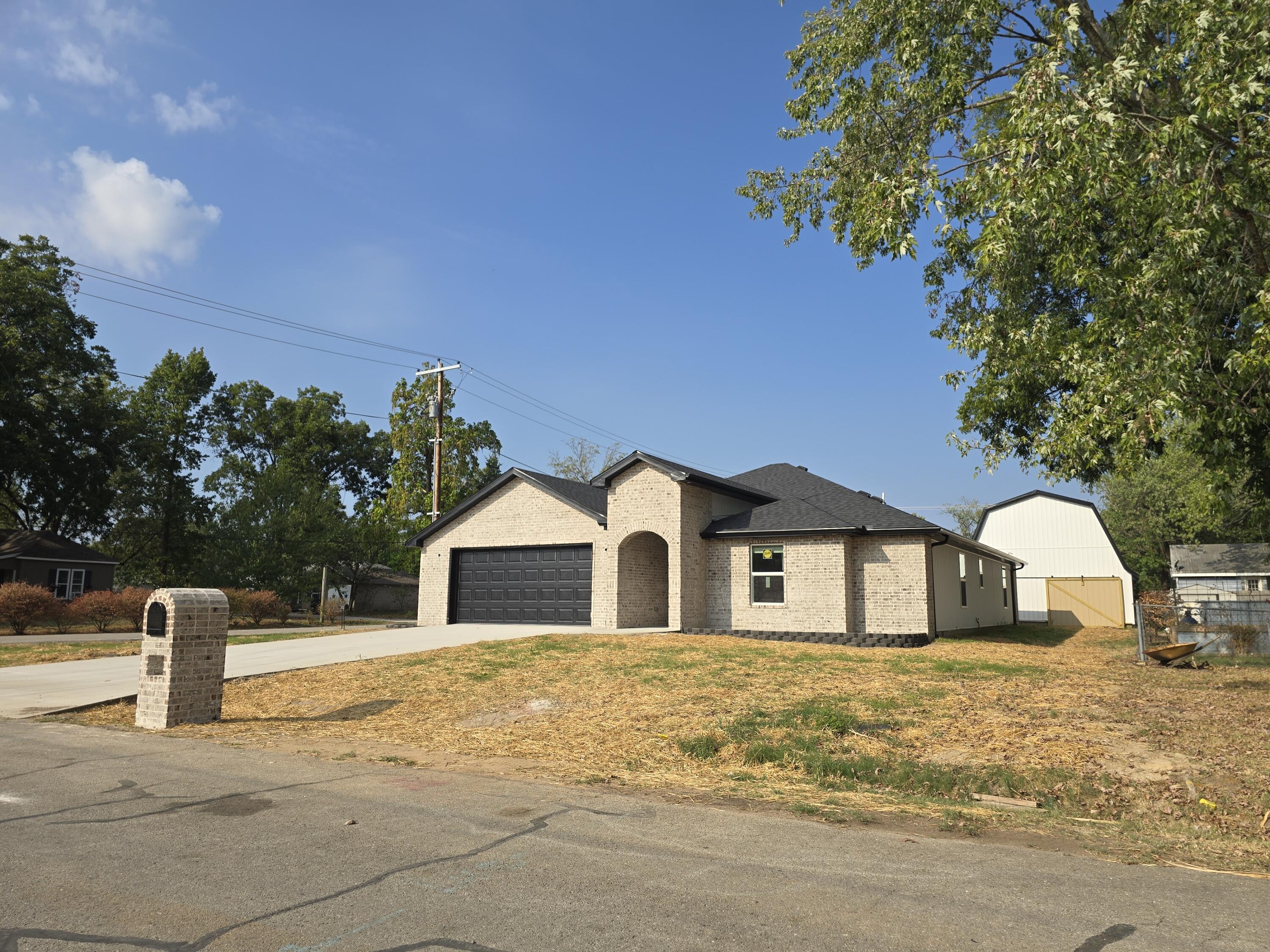 587 South Chicago Avenue Property Photo 3