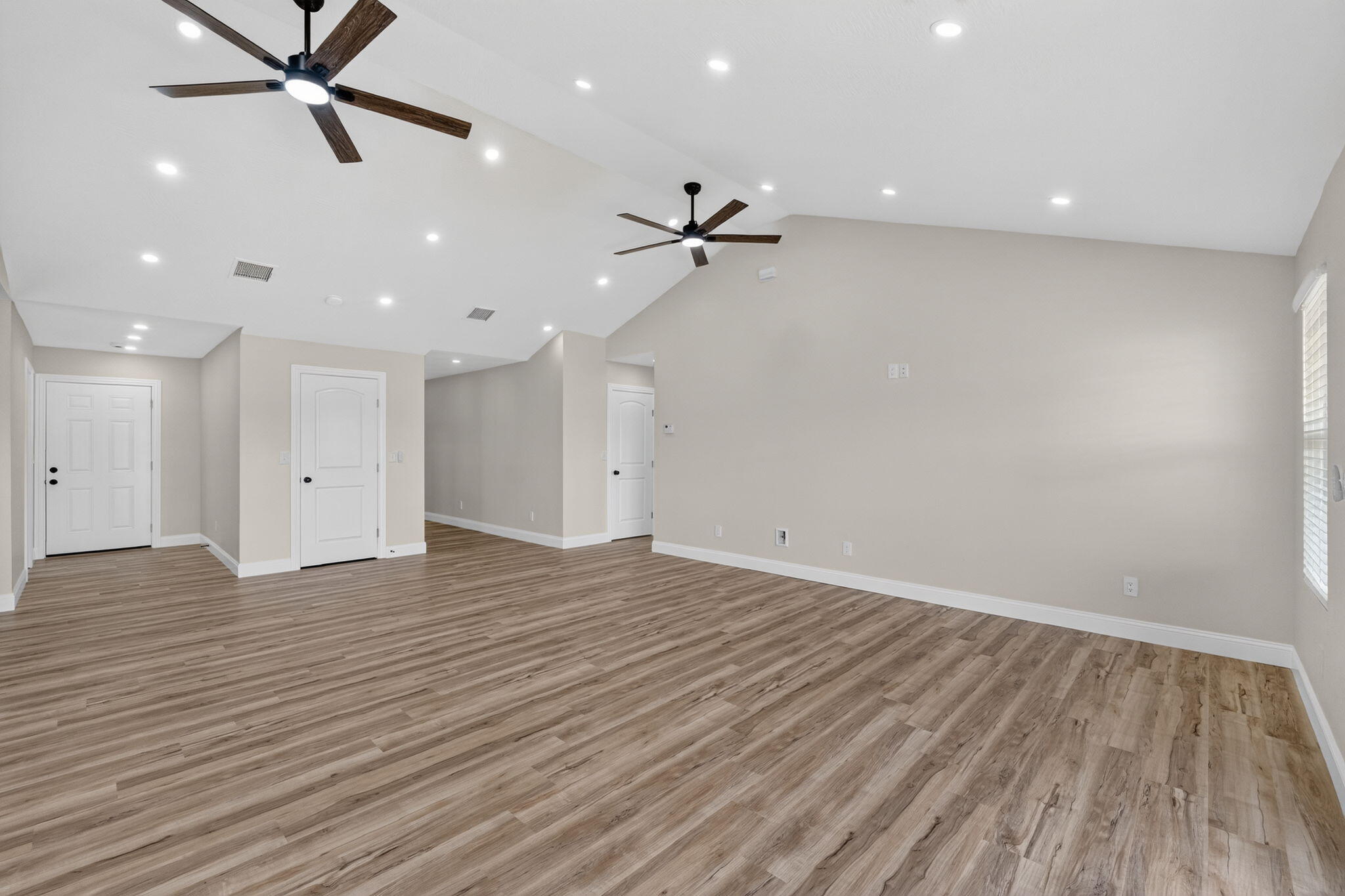 587 South Chicago Avenue Property Photo 23