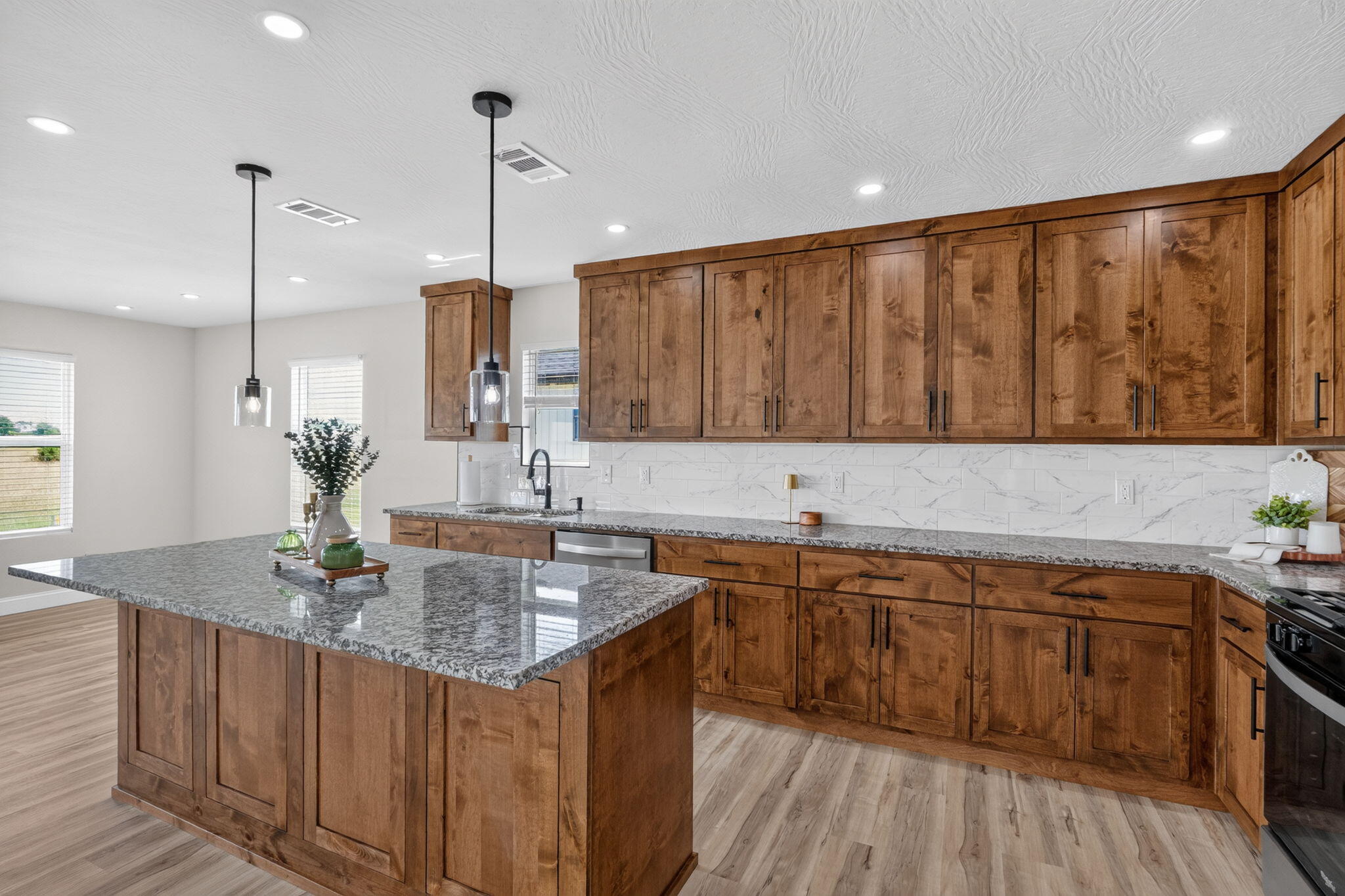 587 South Chicago Avenue Property Photo 28