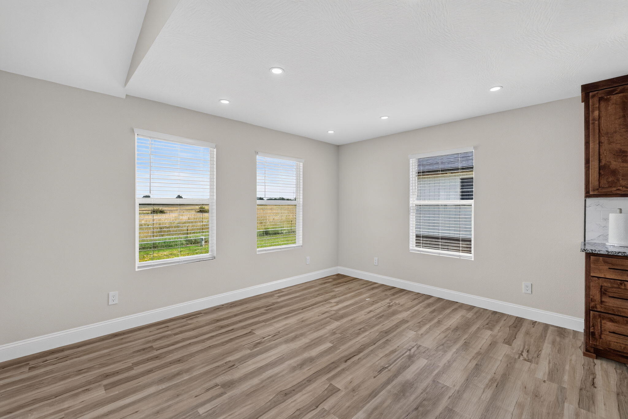 587 South Chicago Avenue Property Photo 30