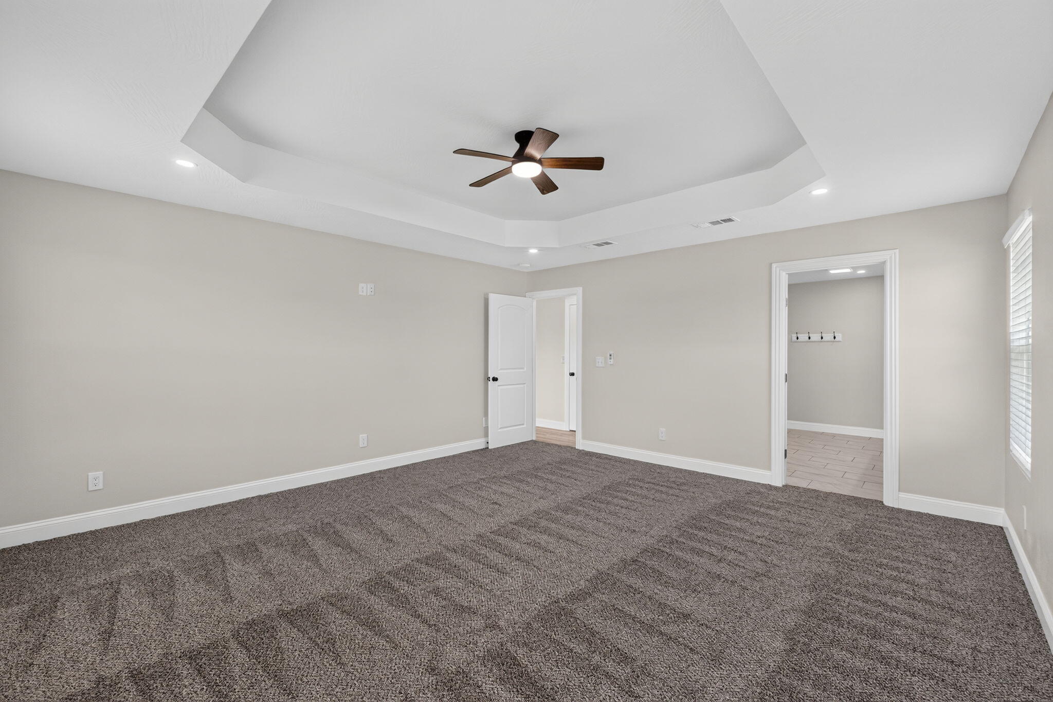 587 South Chicago Avenue Property Photo 34