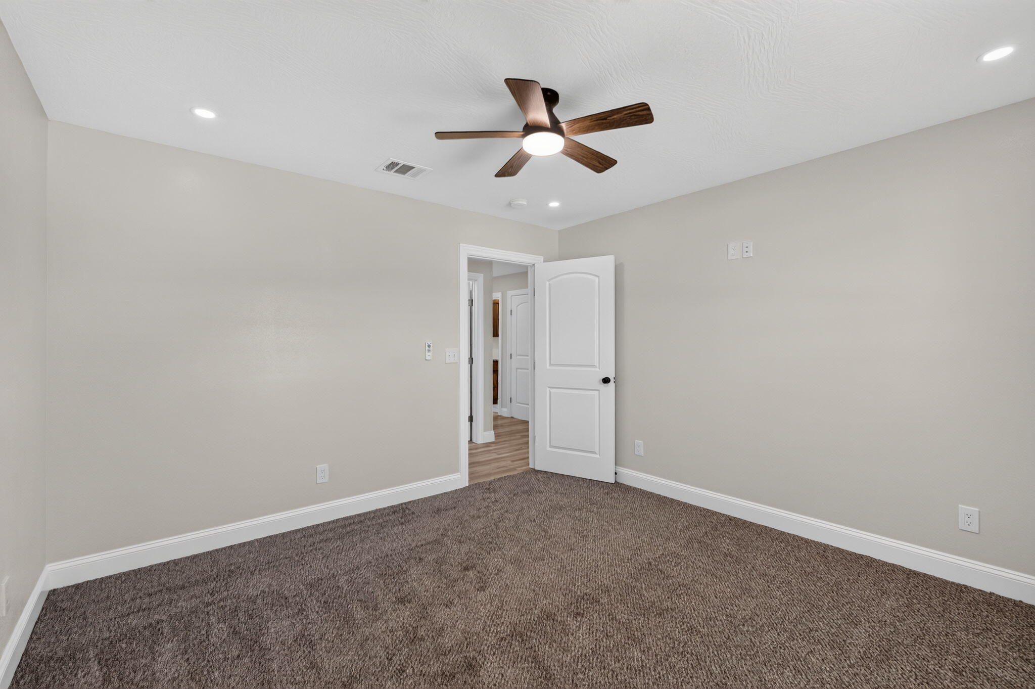 587 South Chicago Avenue Property Photo 43