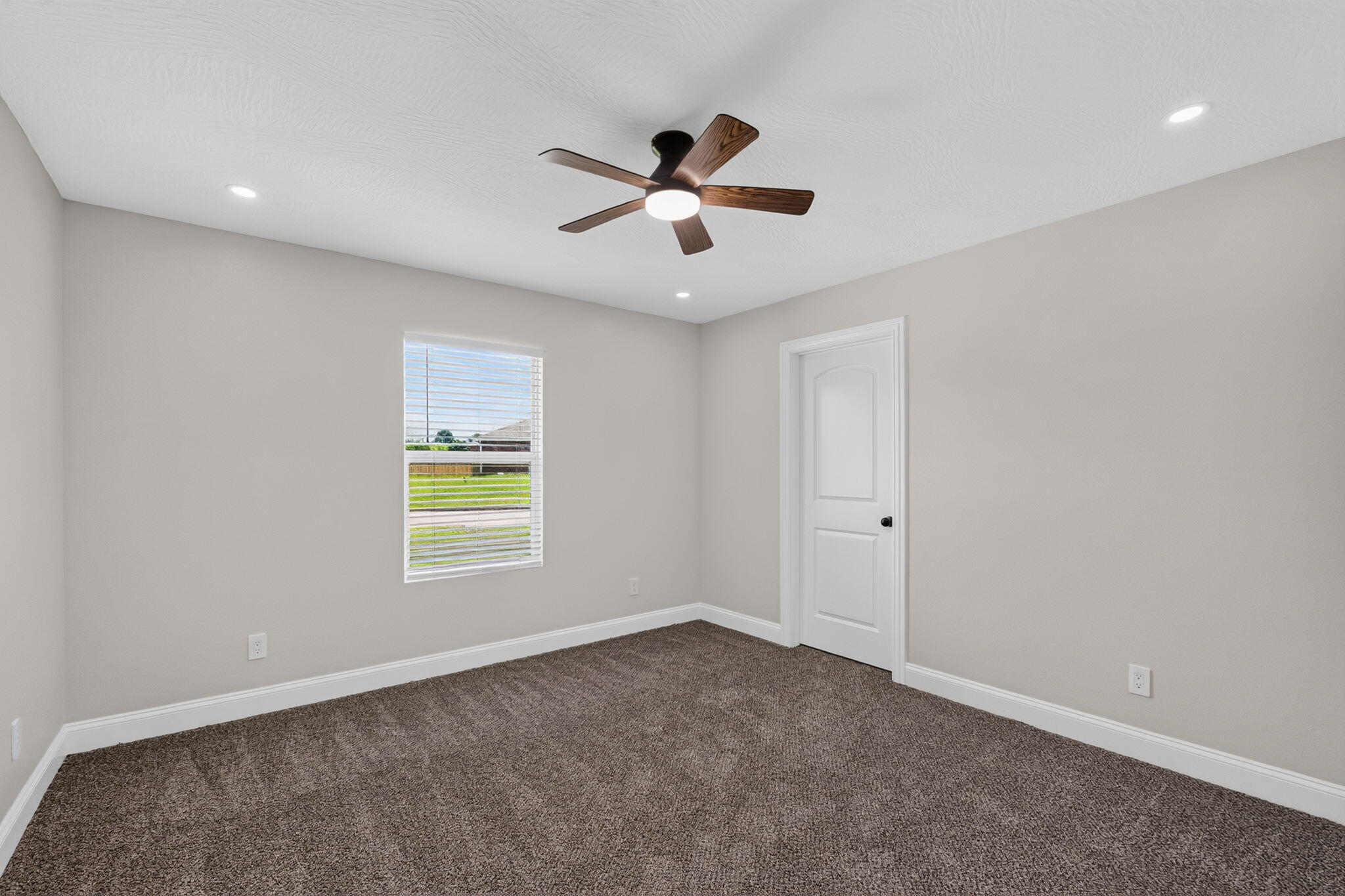 587 South Chicago Avenue Property Photo 43