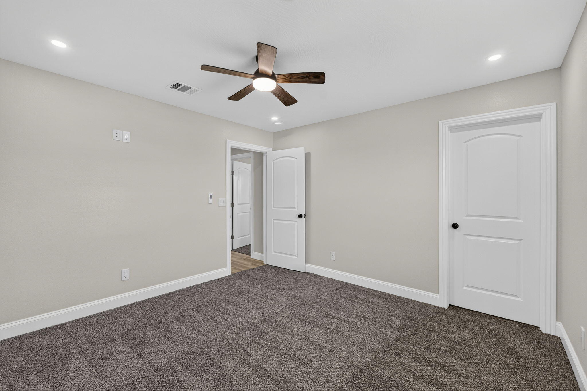 587 South Chicago Avenue Property Photo 44