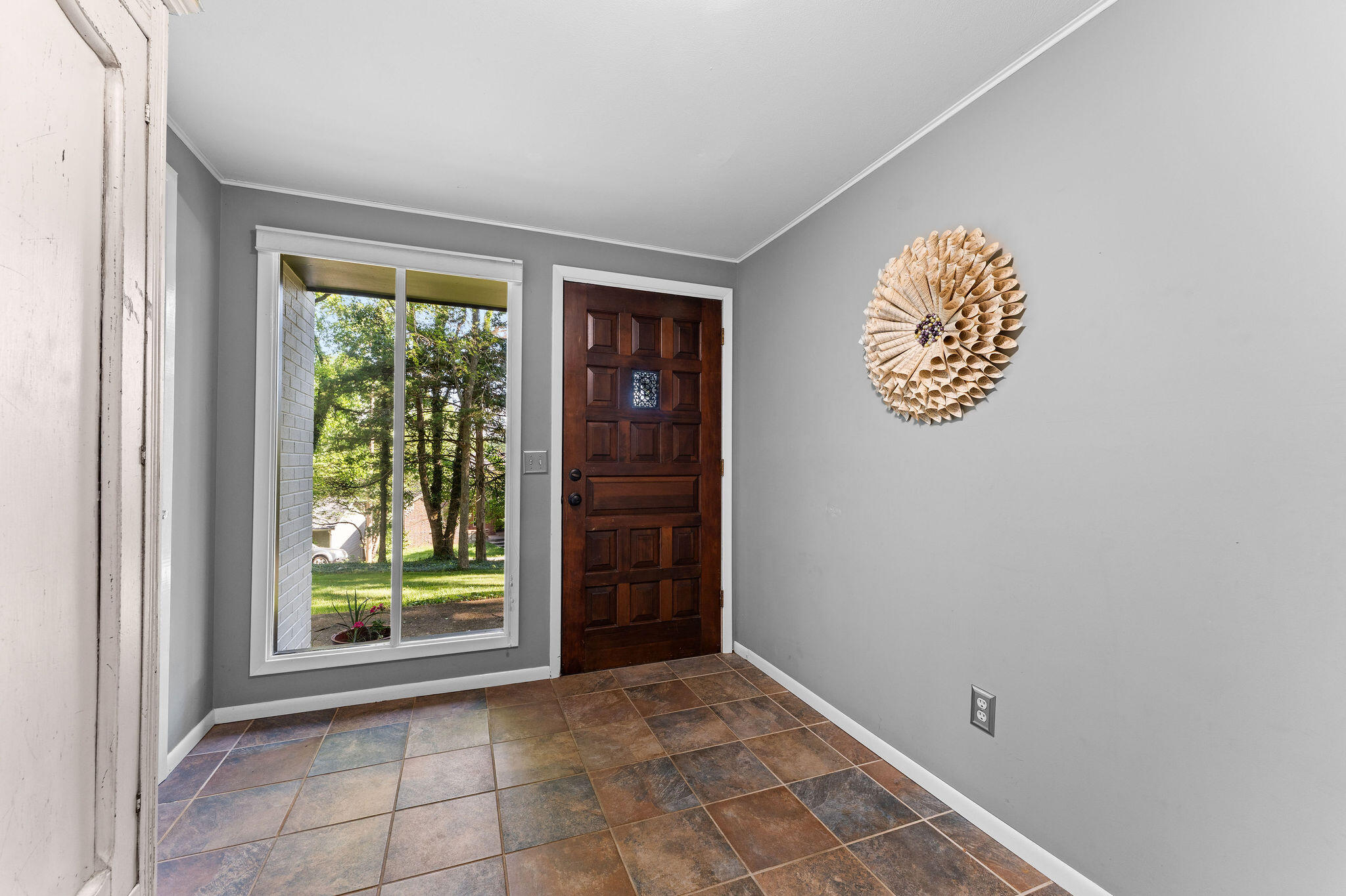 910 Valley View Drive Property Photo 5