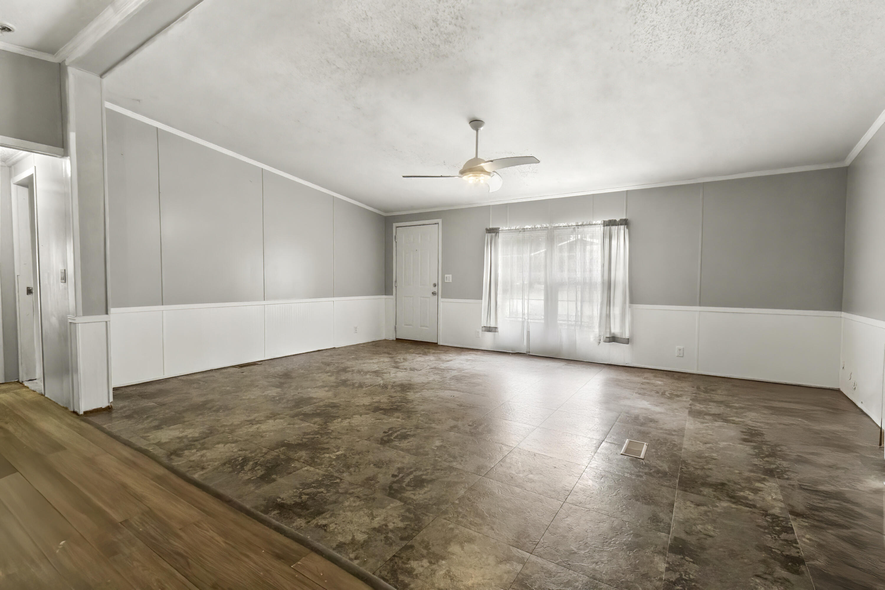 2042 Longview Road Property Photo 2
