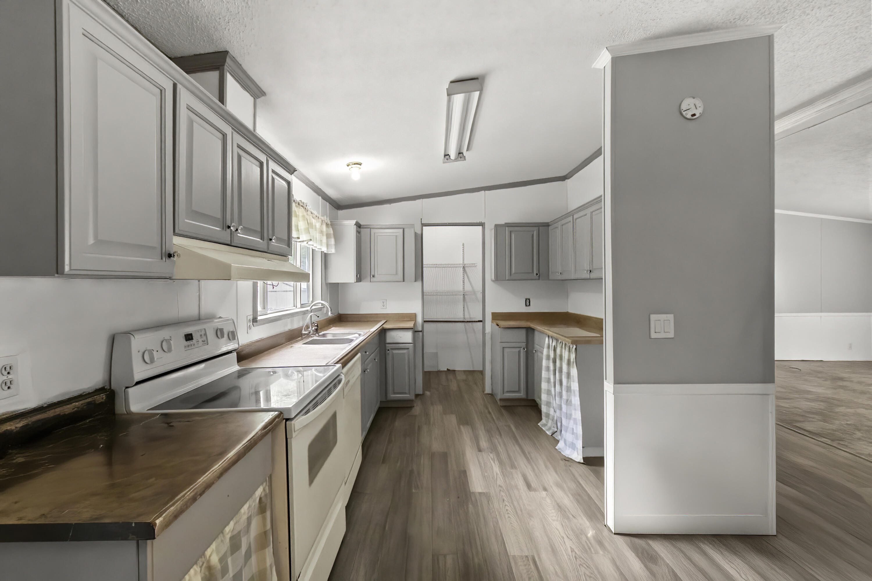 2042 Longview Road Property Photo 6