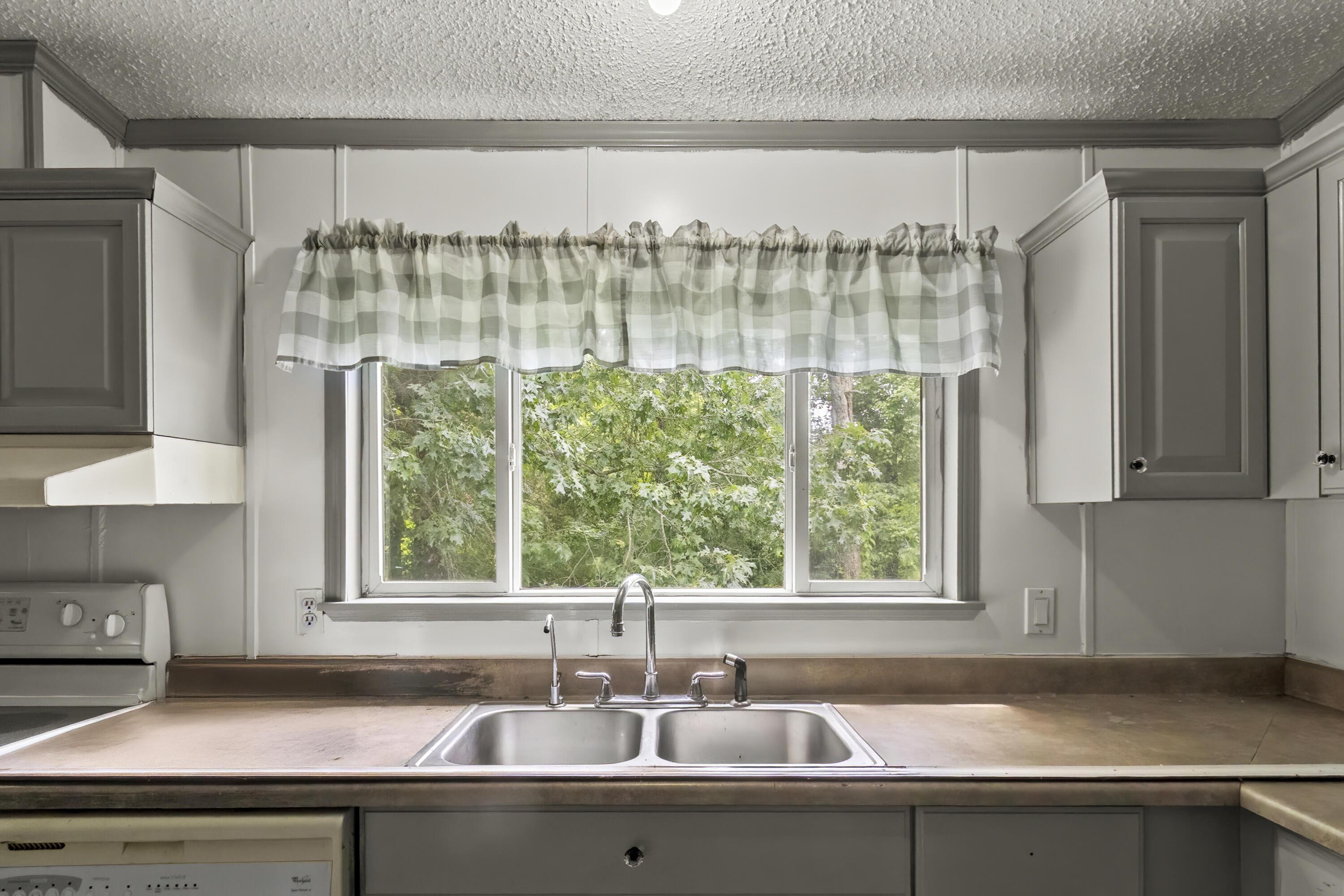 2042 Longview Road Property Photo 9