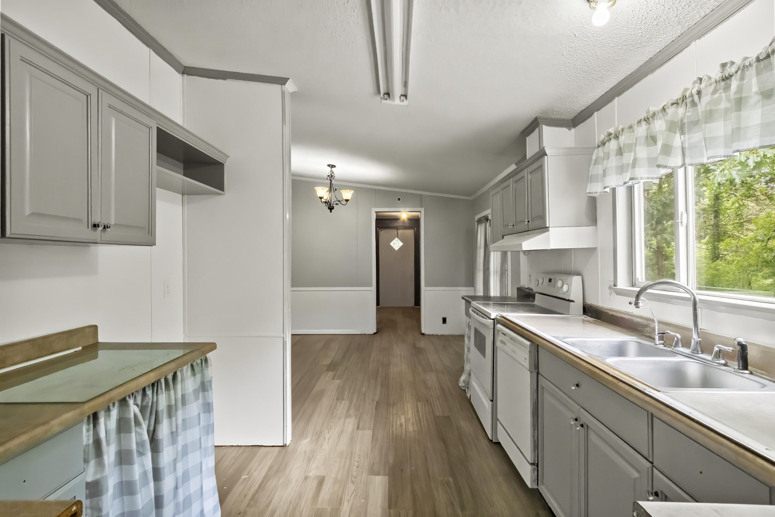 2042 Longview Road Property Photo 11