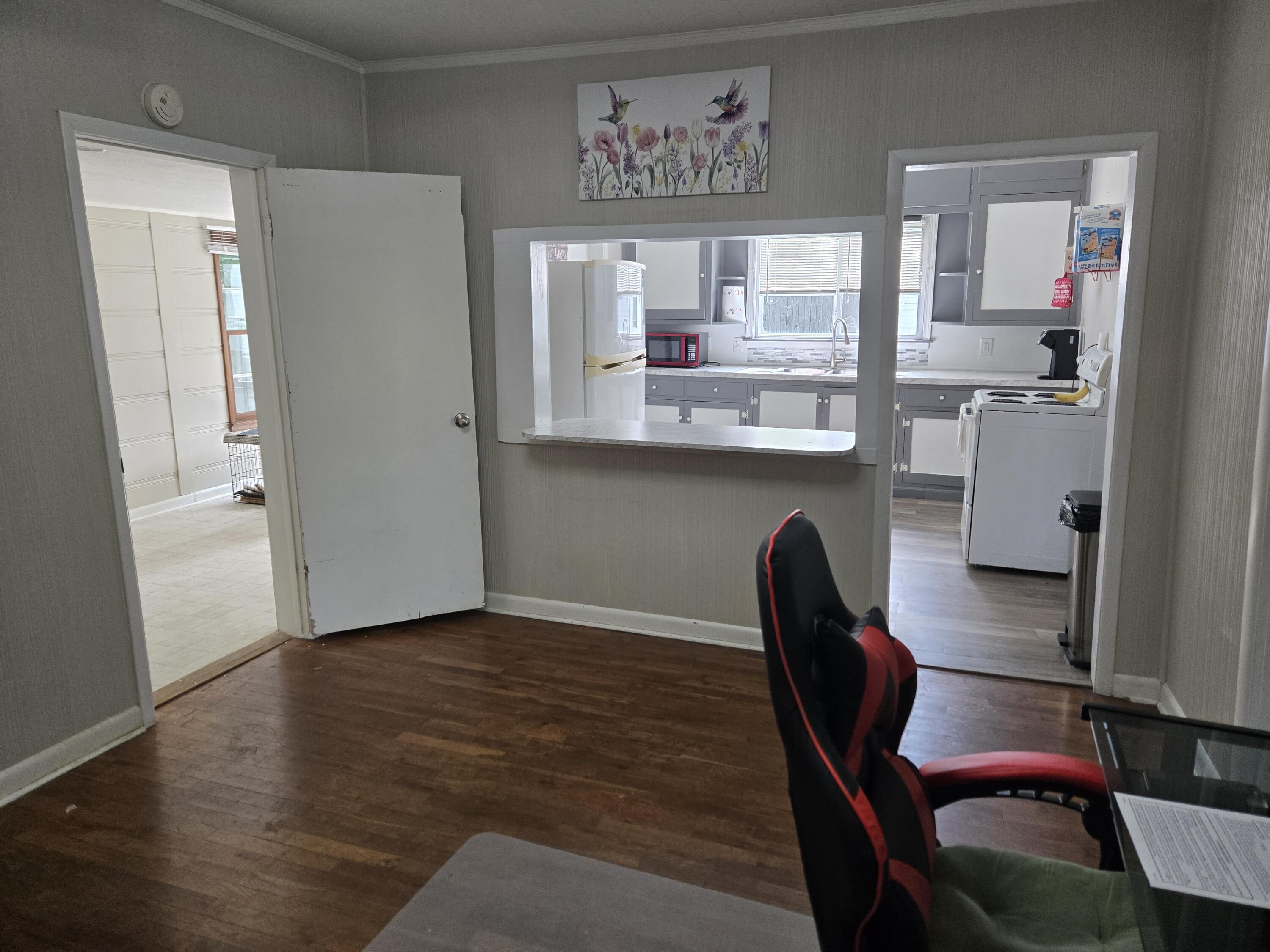 830 South Park Avenue Property Photo 6