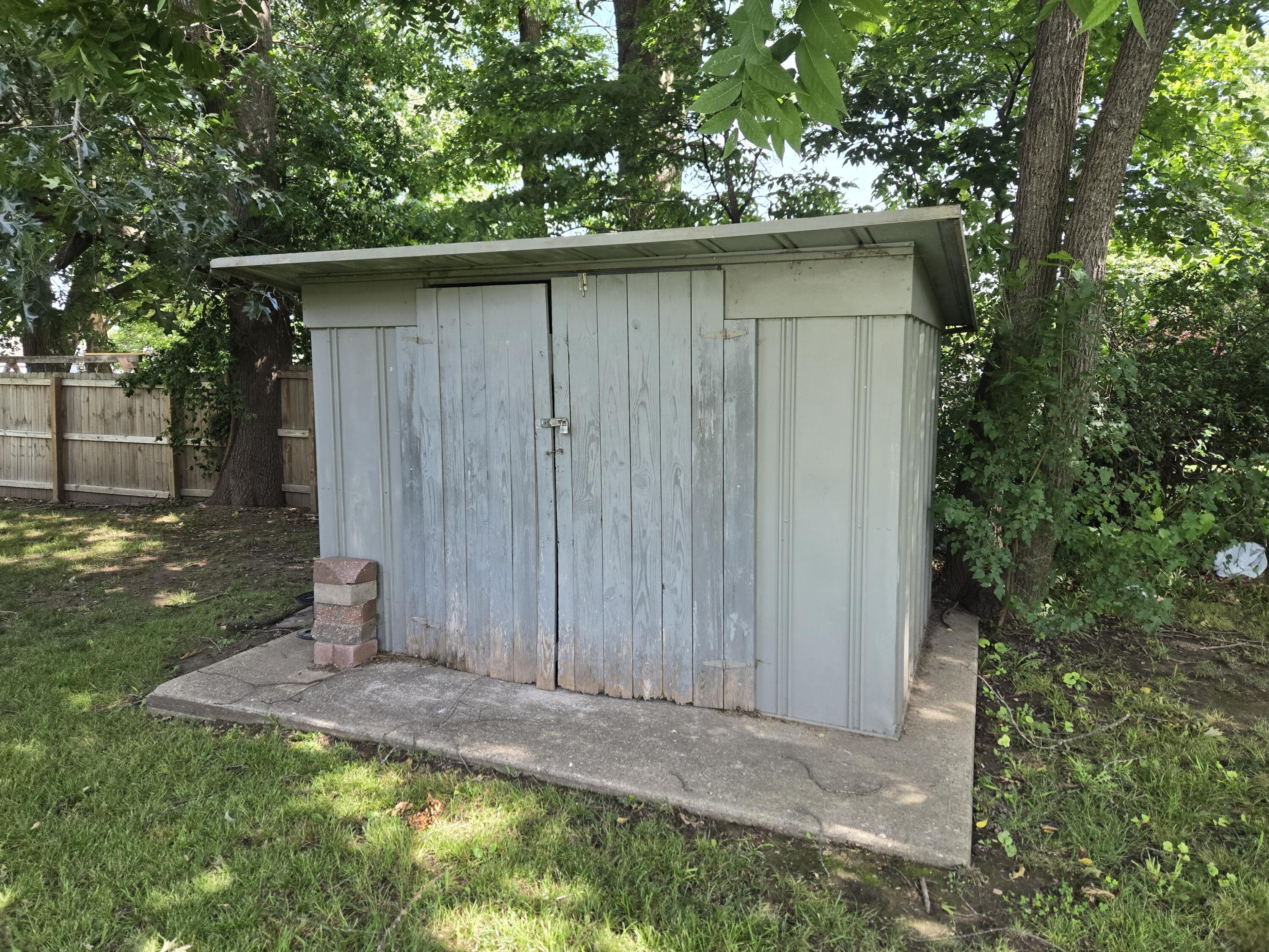830 South Park Avenue Property Photo 16