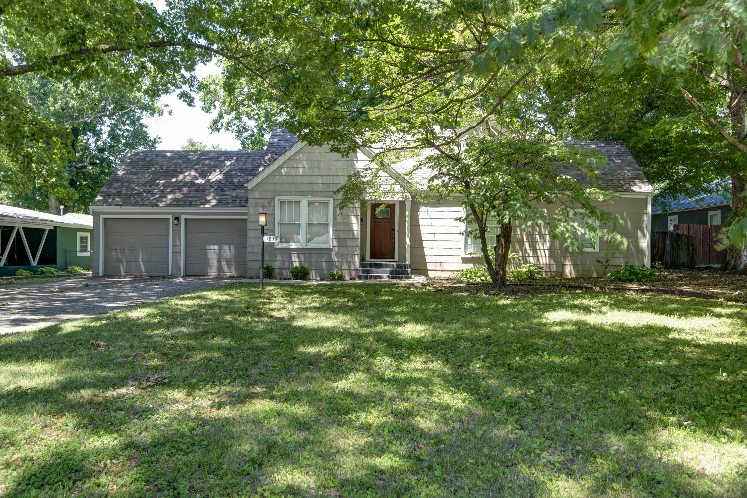1235 East Stanford Street Property Photo 2