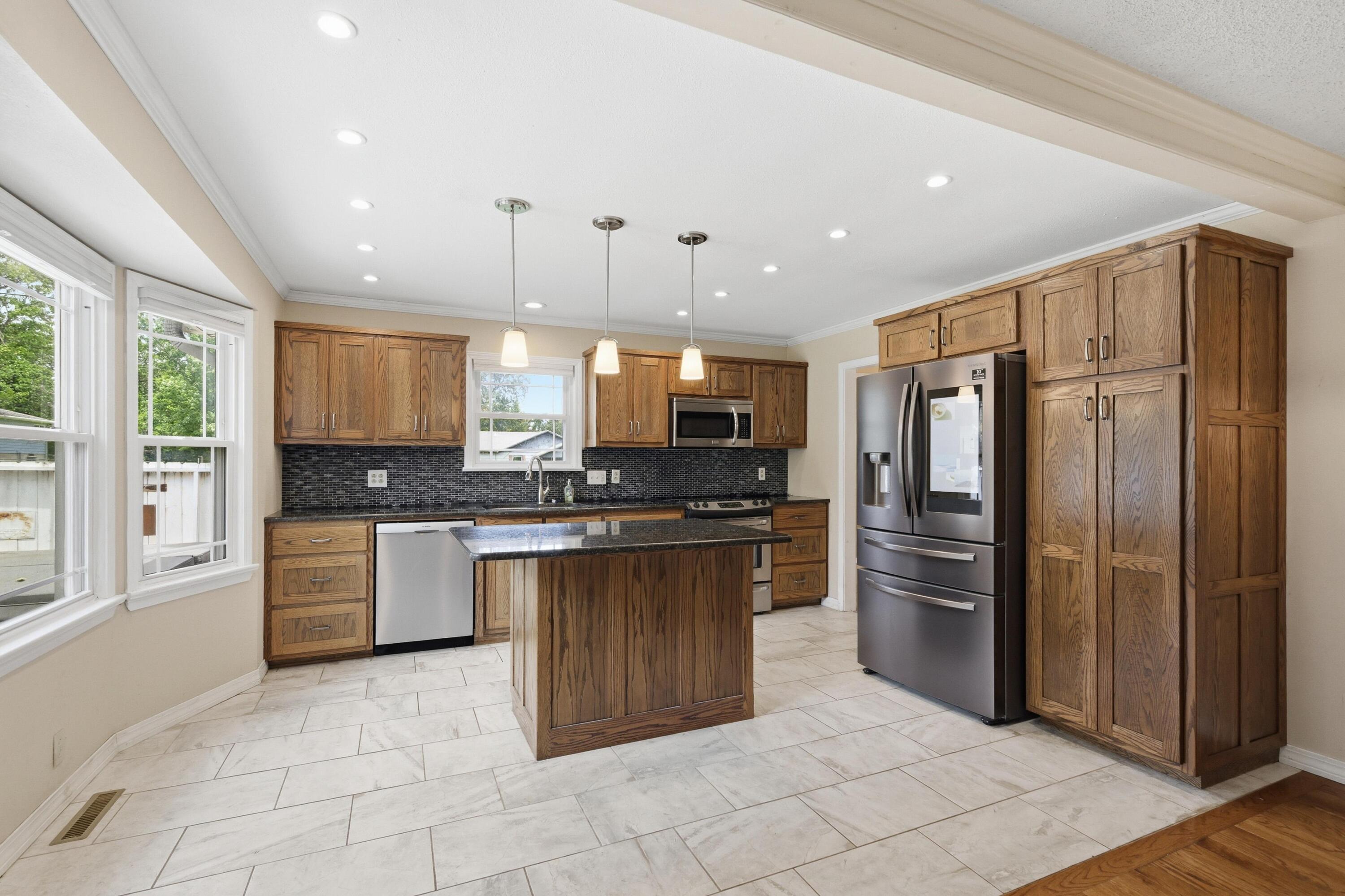 2020 South Eastwood Road Property Photo 16