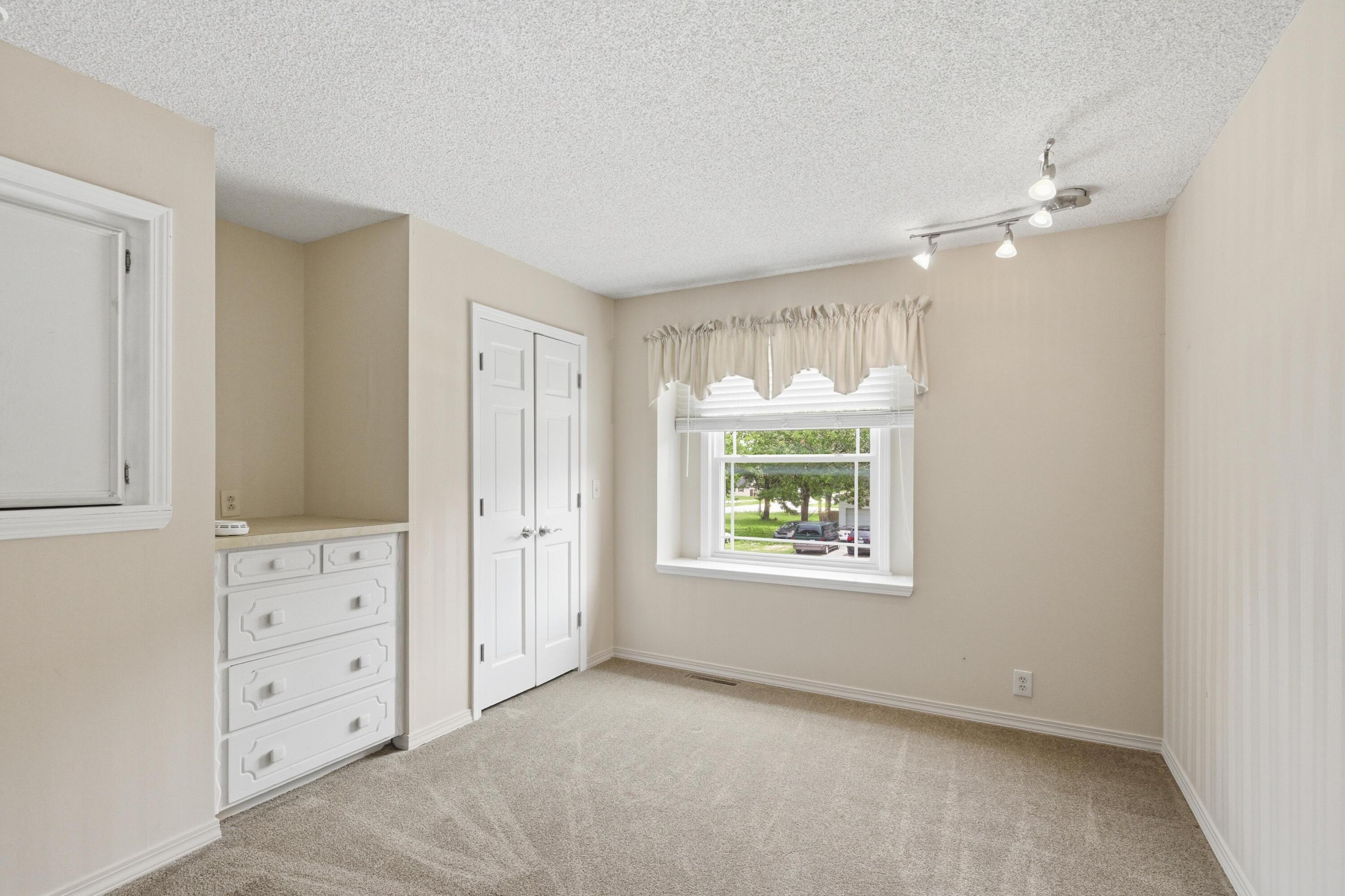 2020 South Eastwood Road Property Photo 21