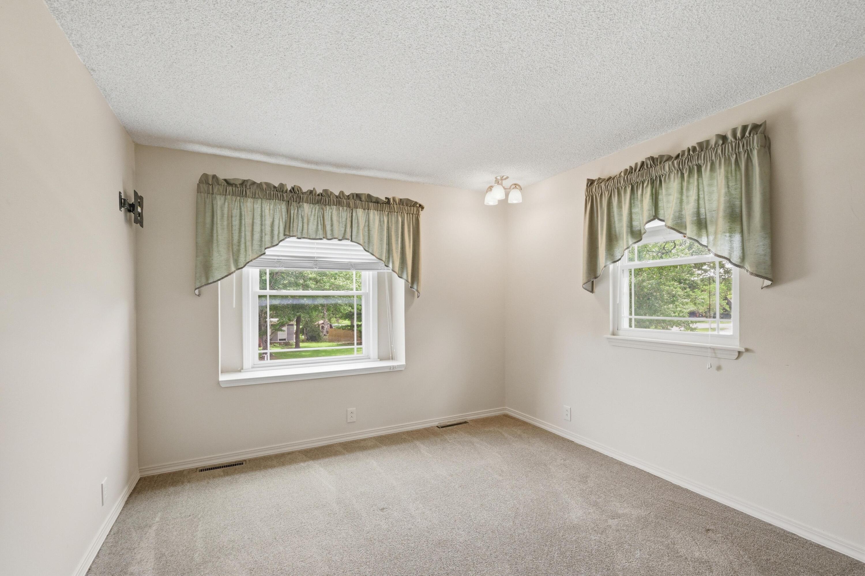 2020 South Eastwood Road Property Photo 24