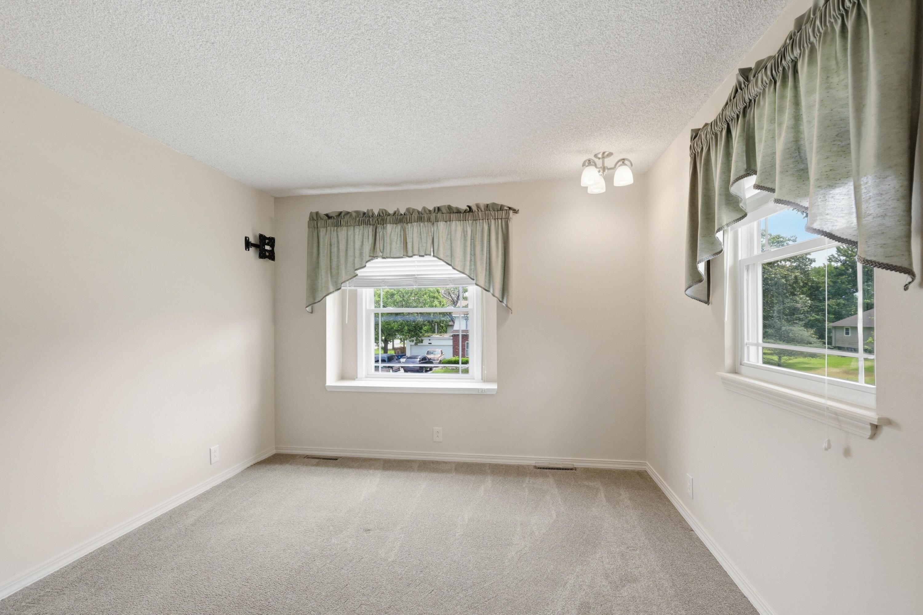 2020 South Eastwood Road Property Photo 25