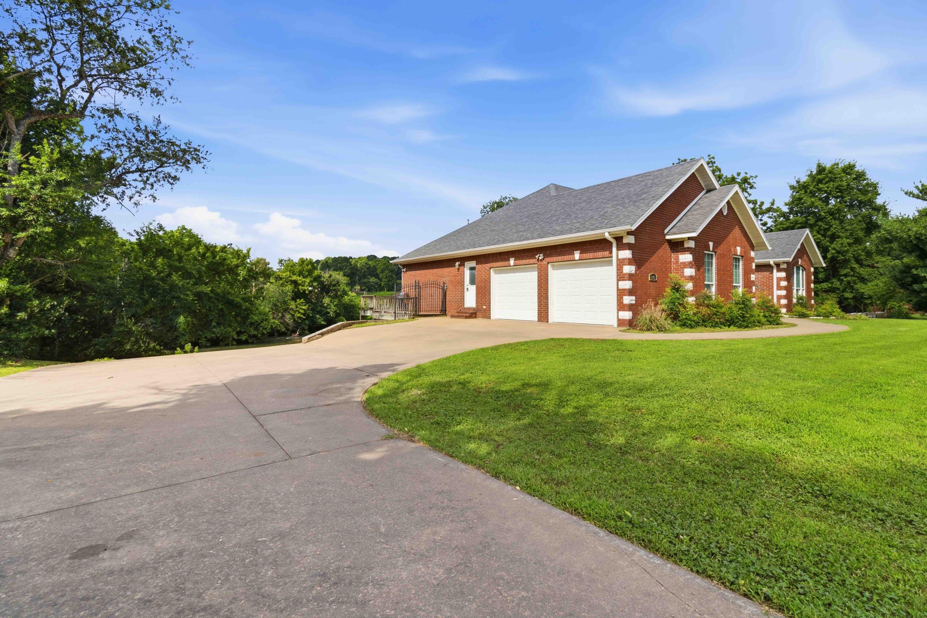 136 Riverview Drive Property Photo 3