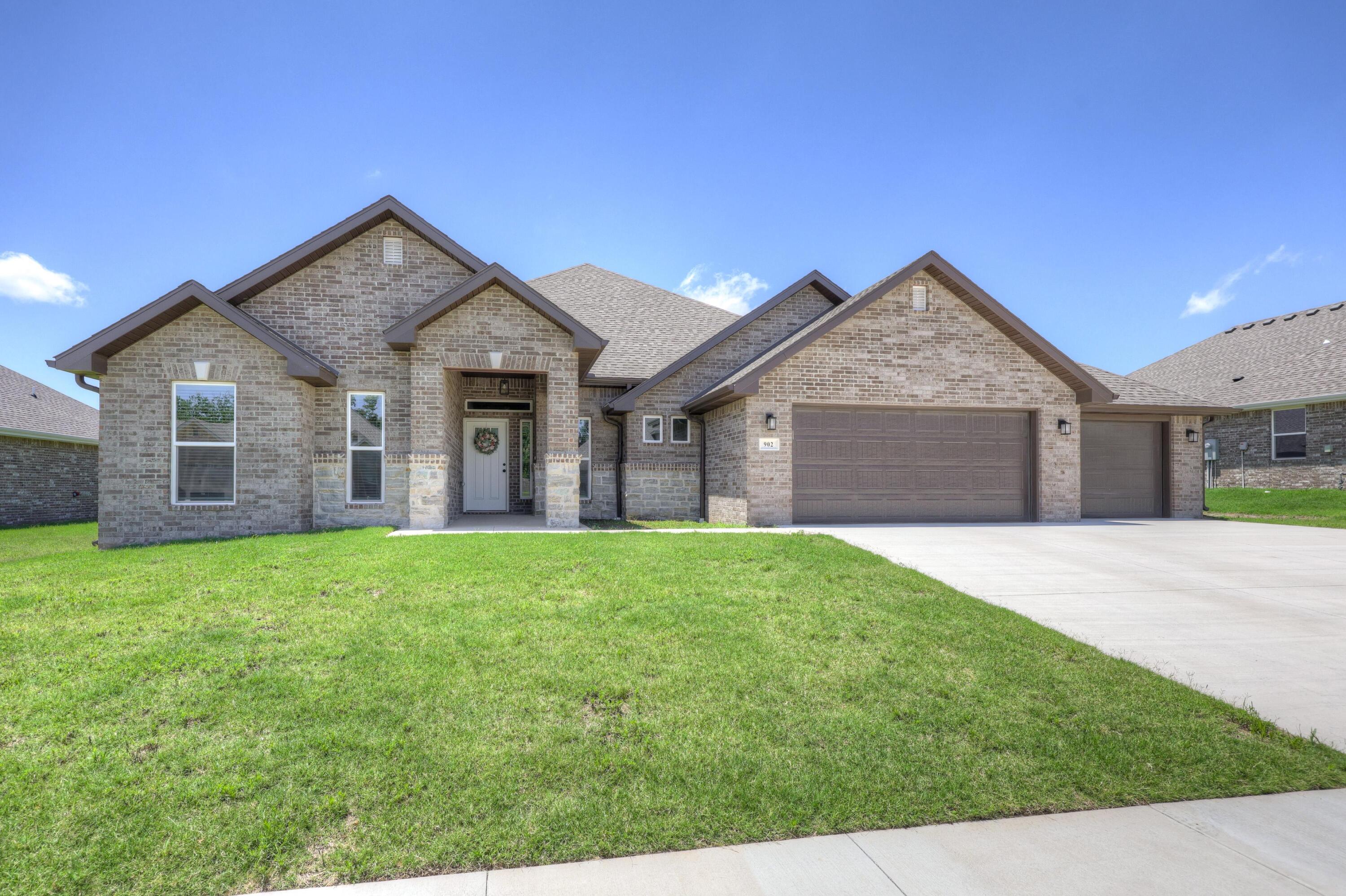 902 Silver Oaks Drive Property Photo 1