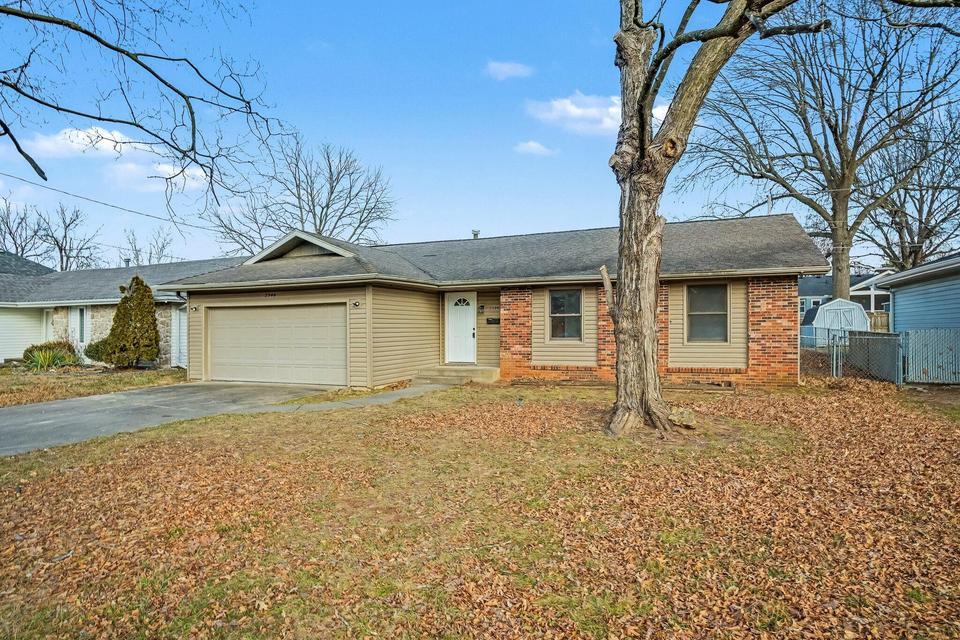 2344 South Kickapoo Avenue Property Photo 1
