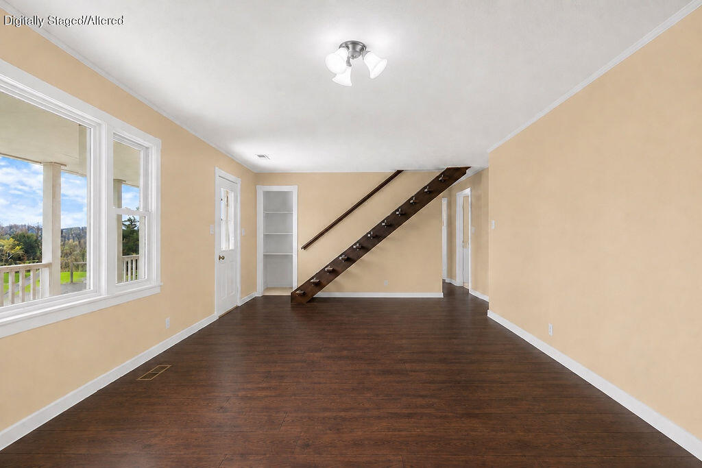 300 Oak Brook Ests Property Photo 5