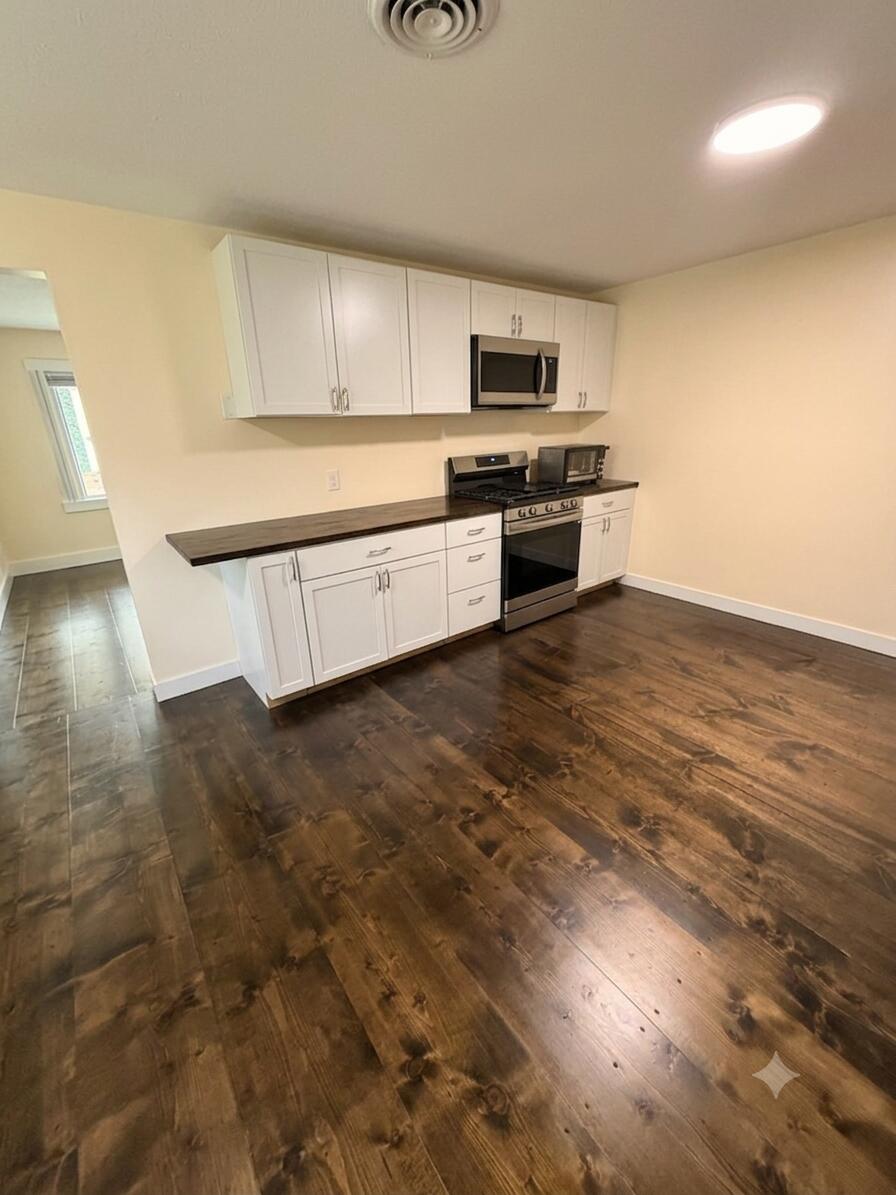 300 Oak Brook Ests Property Photo 7