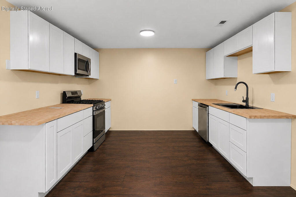 300 Oak Brook Ests Property Photo 9