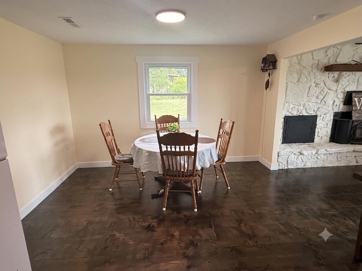 300 Oak Brook Ests Property Photo 10
