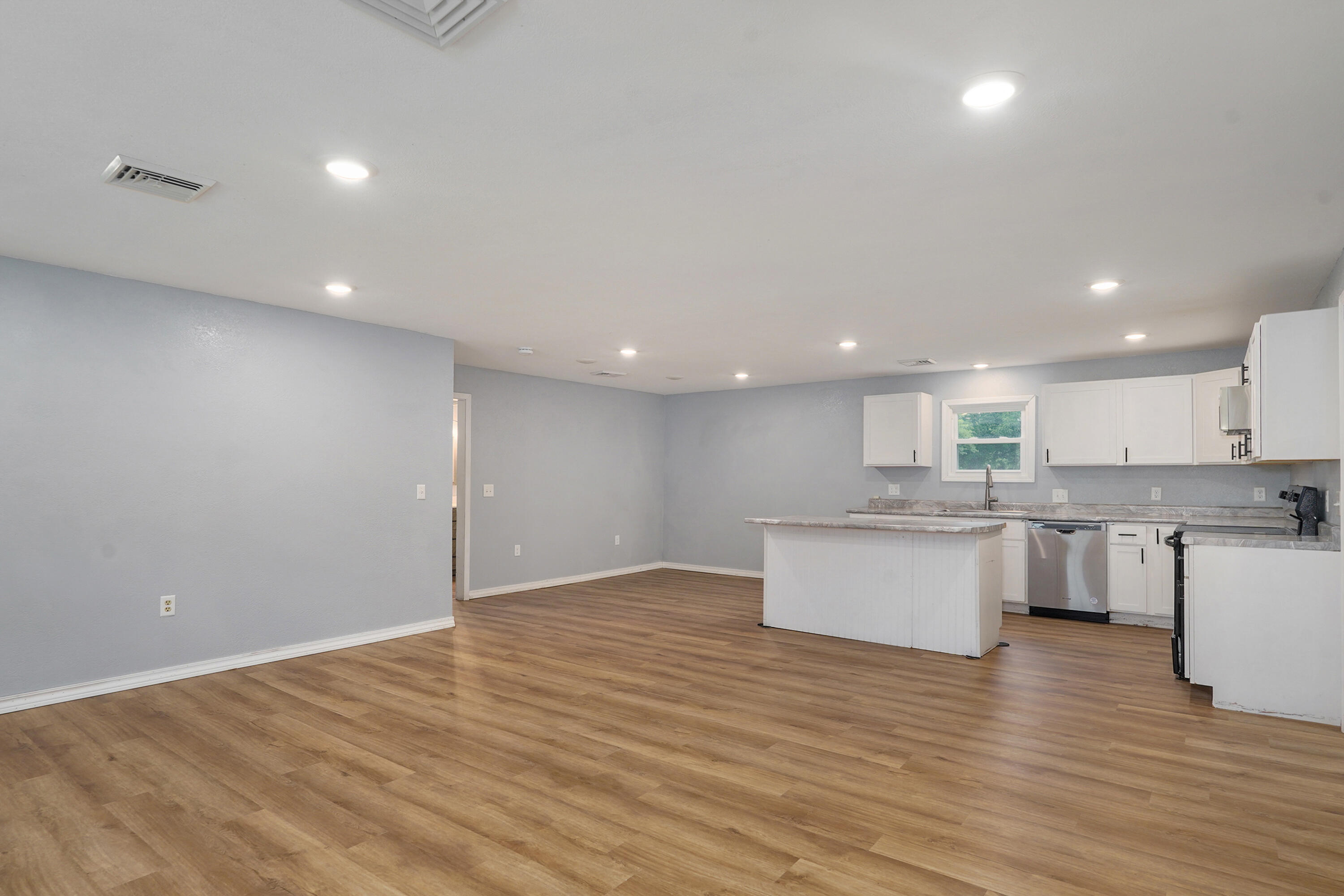 1009 West Division Street Property Photo 4
