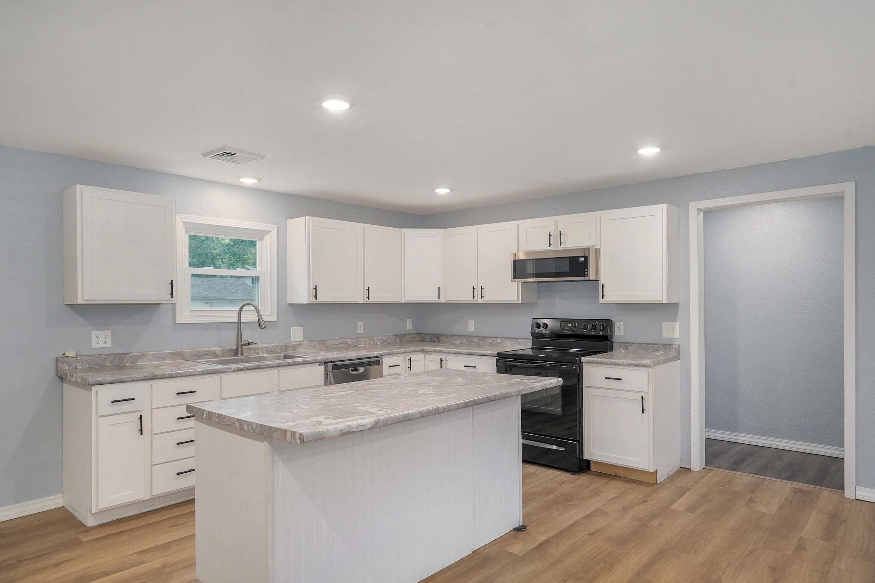 1009 West Division Street Property Photo 11