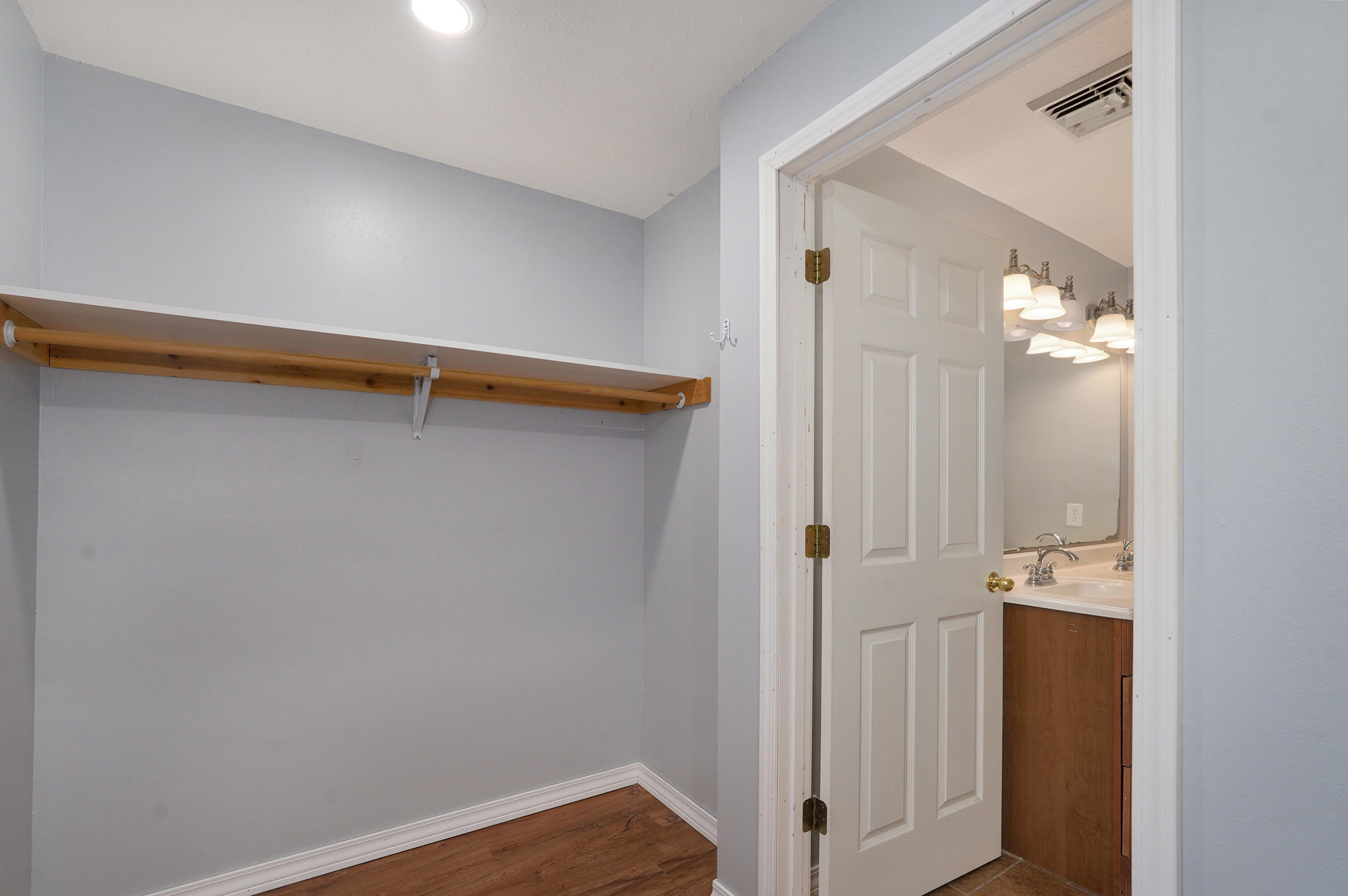 1009 West Division Street Property Photo 17