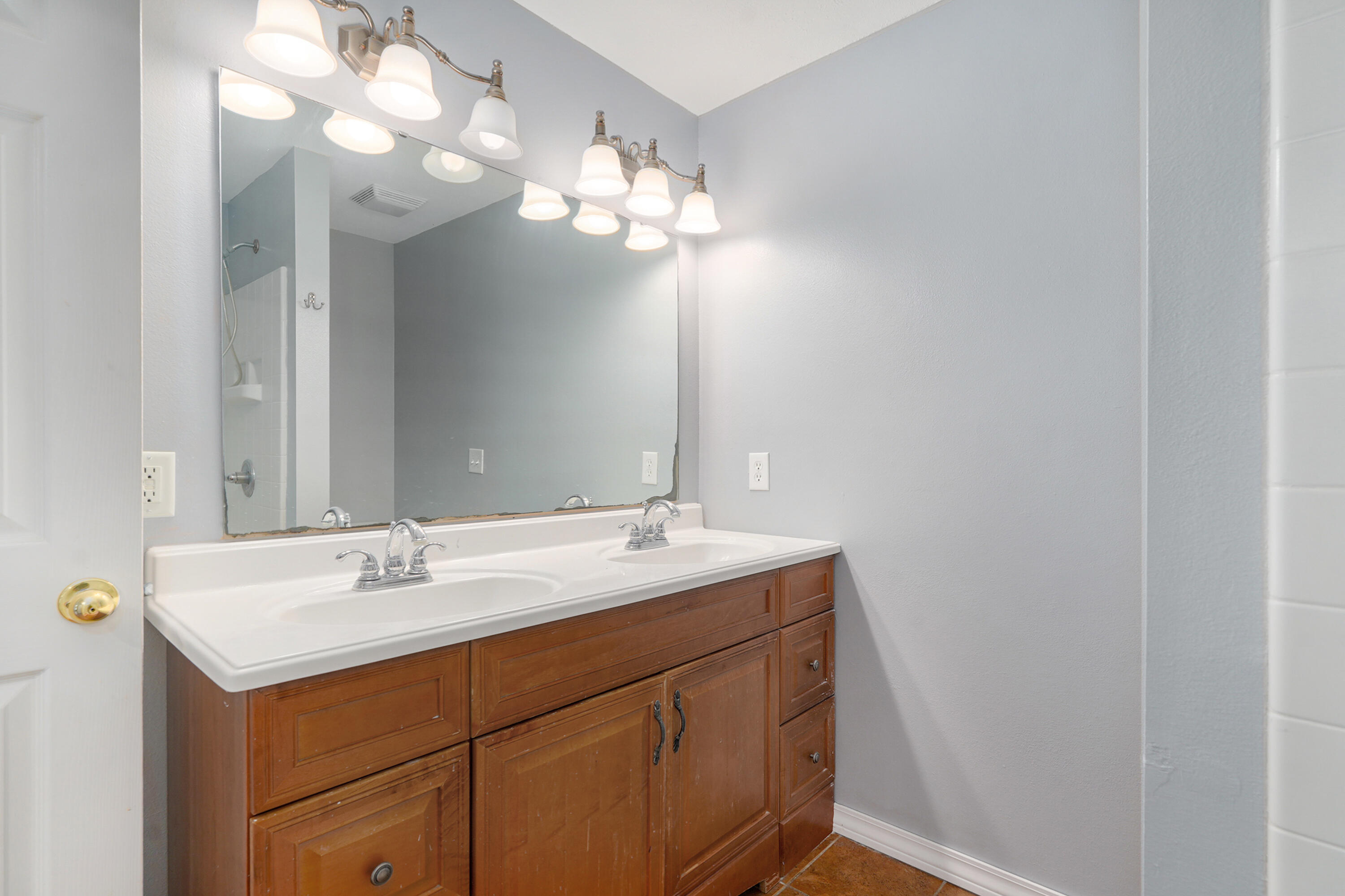 1009 West Division Street Property Photo 18