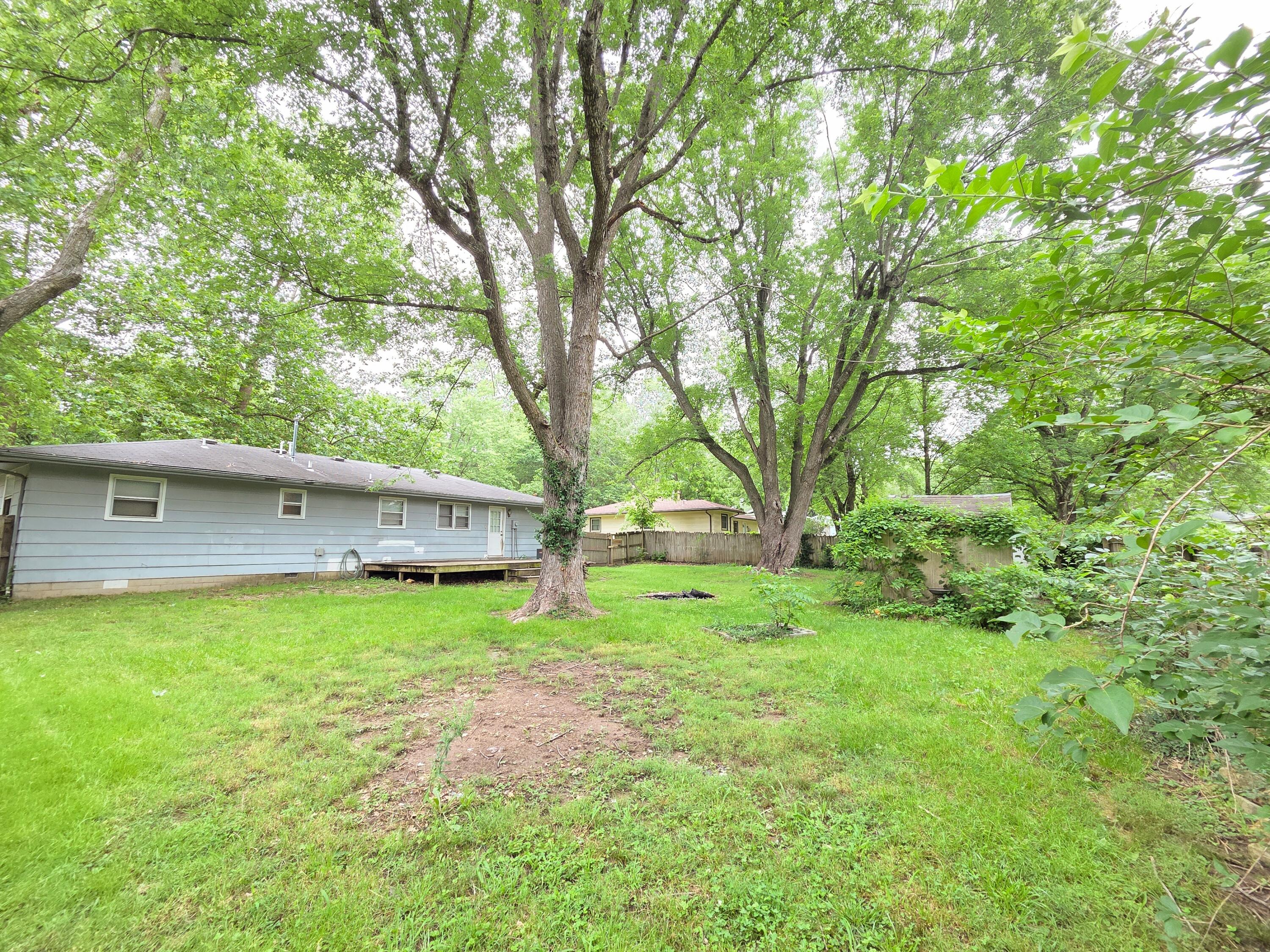 210 South Drenda Avenue Property Photo 6