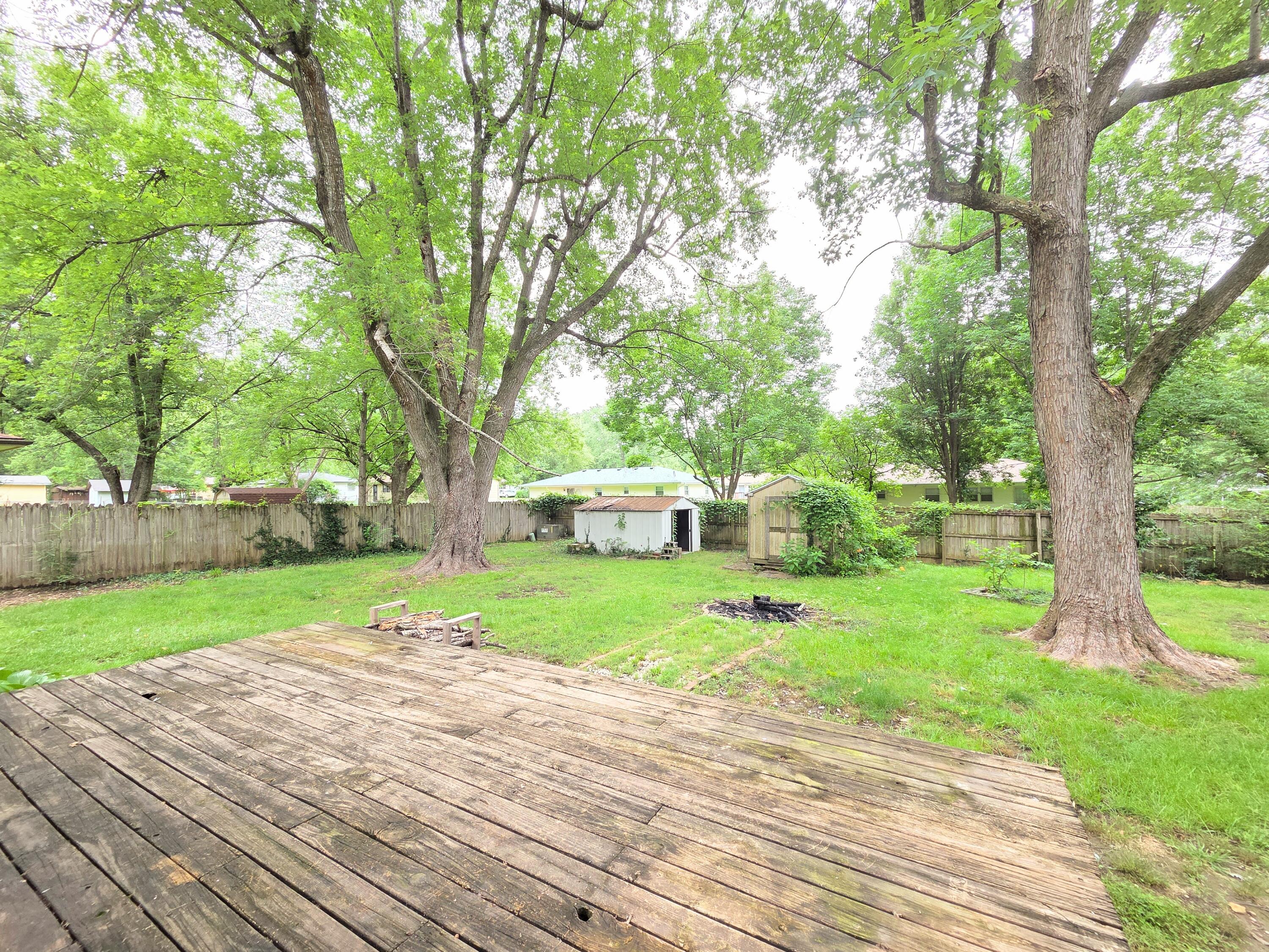 210 South Drenda Avenue Property Photo 7