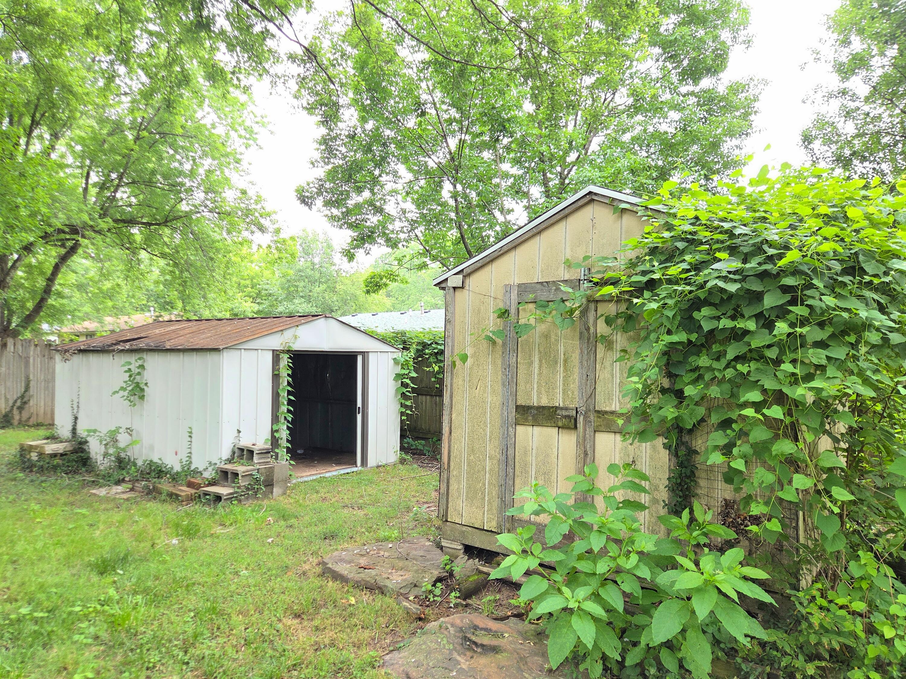 210 South Drenda Avenue Property Photo 8