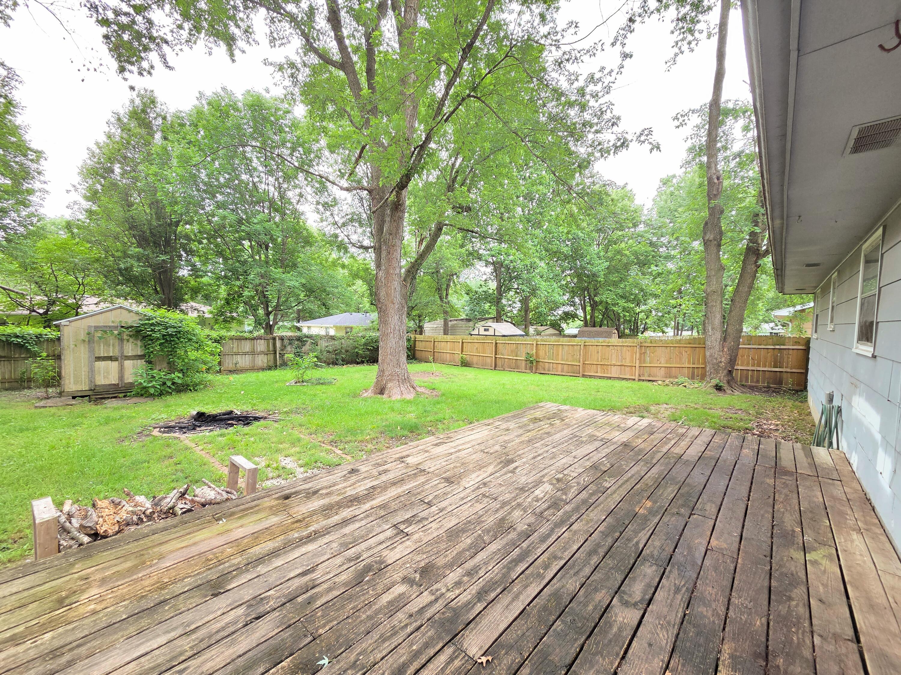 210 South Drenda Avenue Property Photo 9