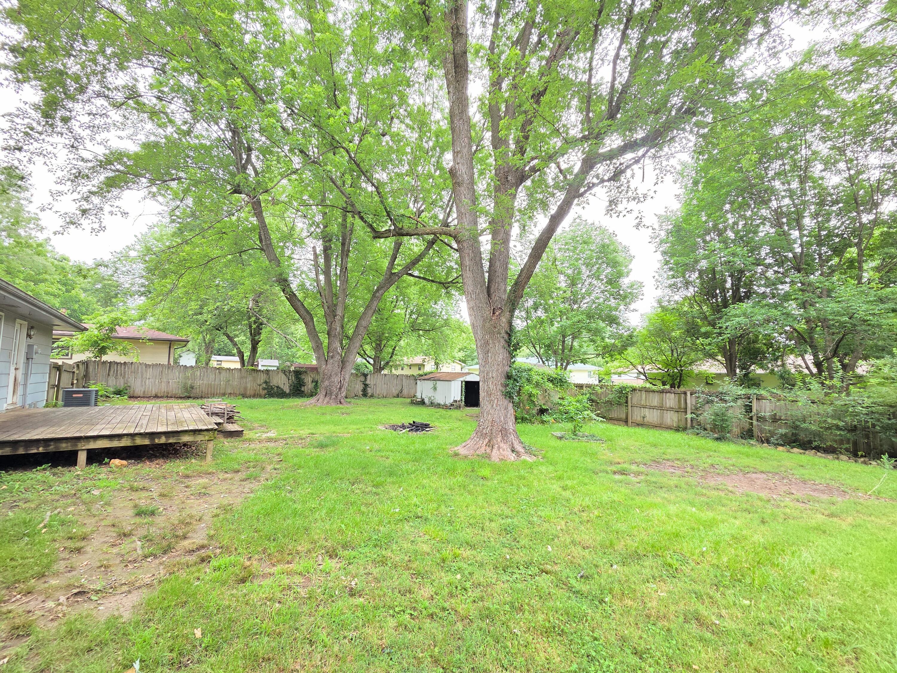 210 South Drenda Avenue Property Photo 11