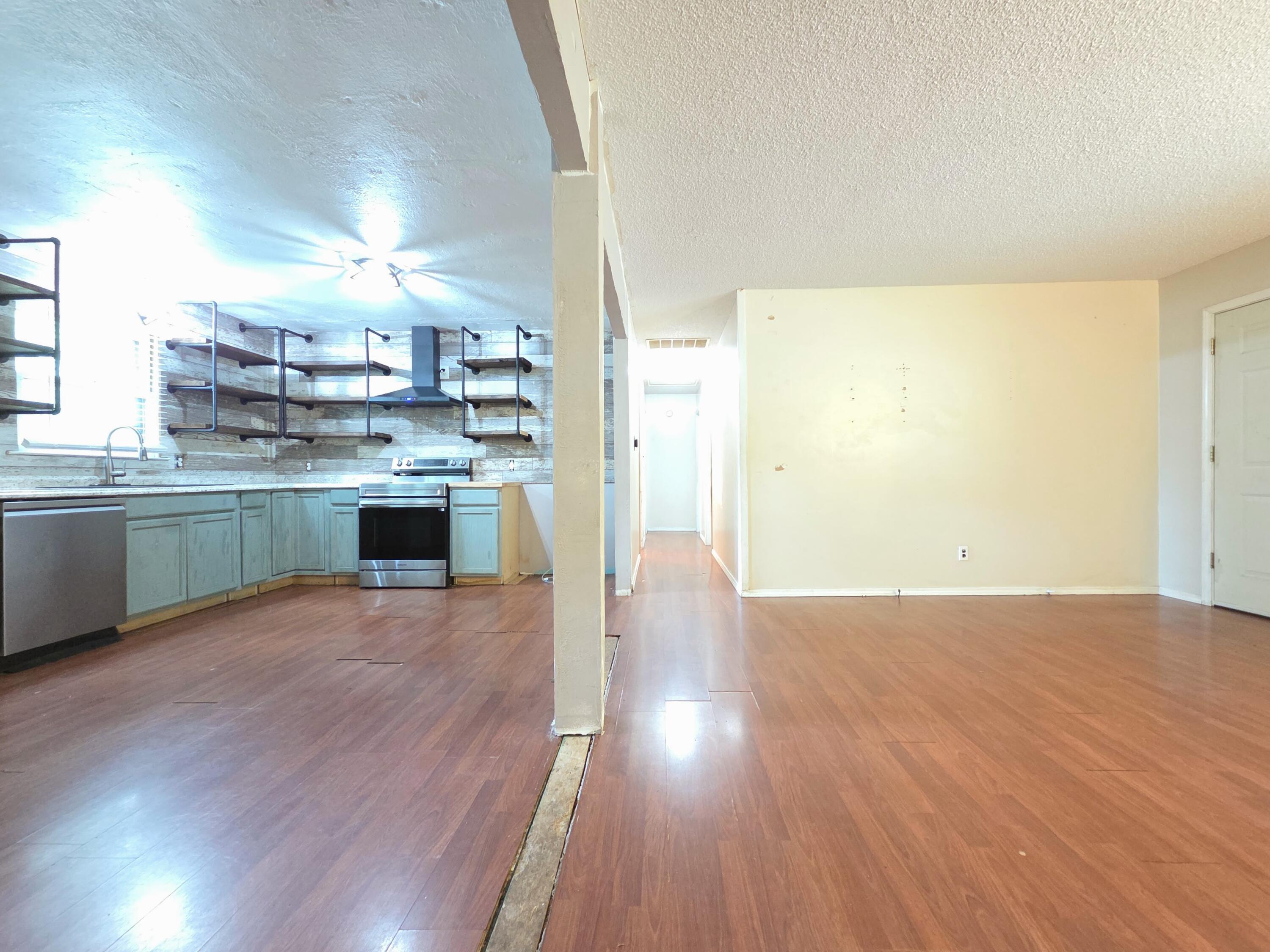 210 South Drenda Avenue Property Photo 16