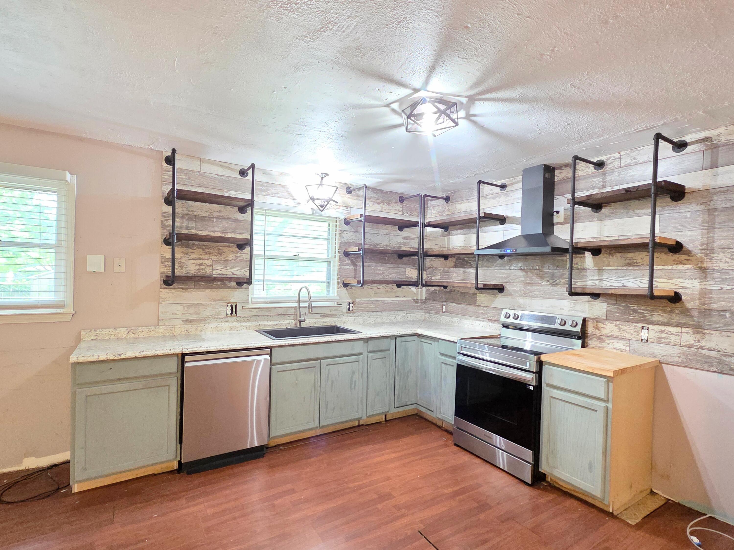 210 South Drenda Avenue Property Photo 18