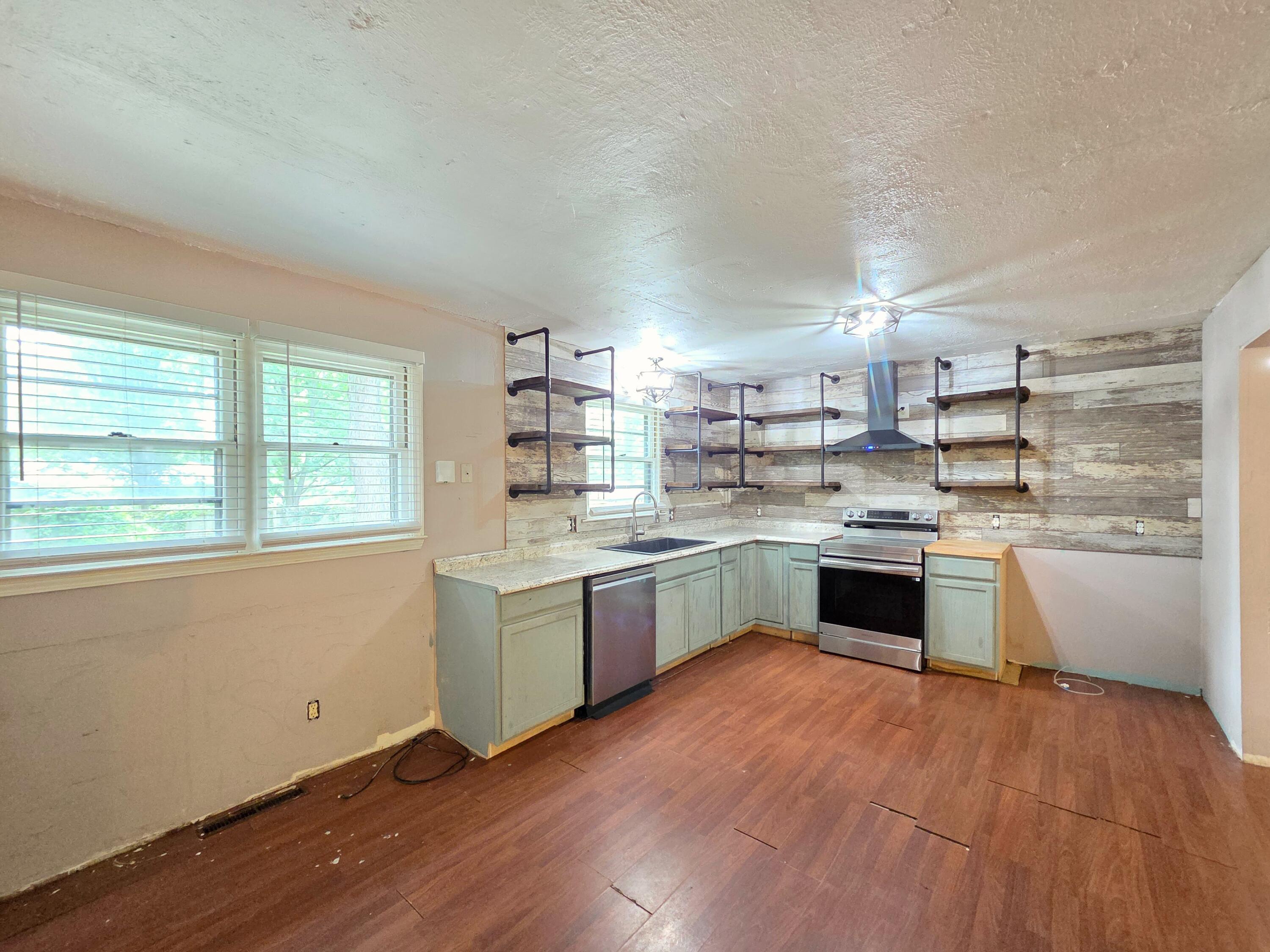 210 South Drenda Avenue Property Photo 22